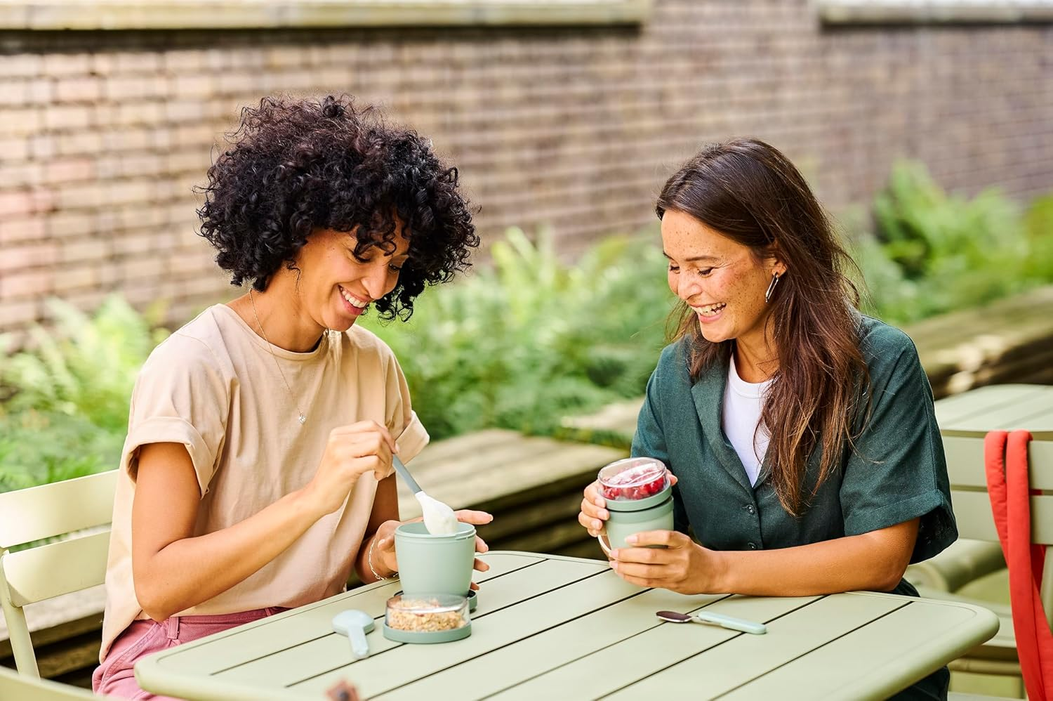 Mepal Overnight Oat Jar - Mini - Practical Yoghurt Cup & Muesli Cup - Separate Compartments for Yoghurt & Muesli - Suitable for Freezer, Microwave & Dishwasher - 300 Ml + 120 Ml - Vivid Blue
