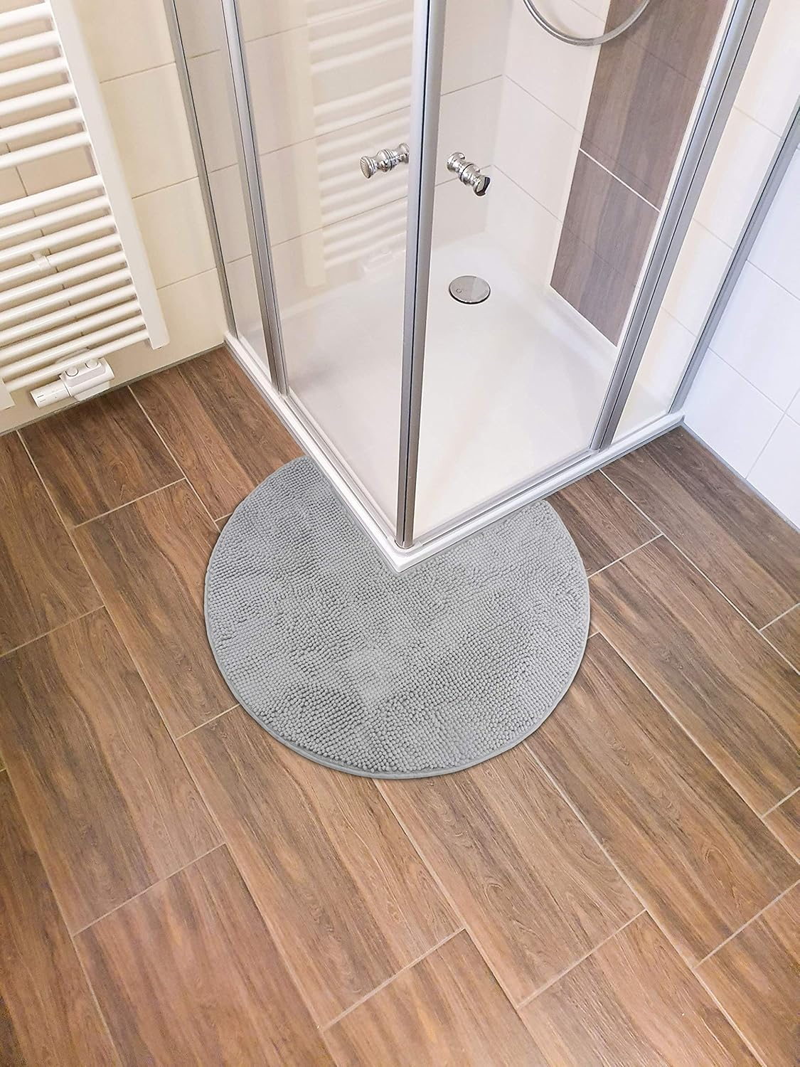 Fluffy&reg; Bath Mat for Corner Showers, Made of Chenille, with Non-Slip Bottom (Round | Inner Dimensions 45 X 45 Cm, Grey) image number 3