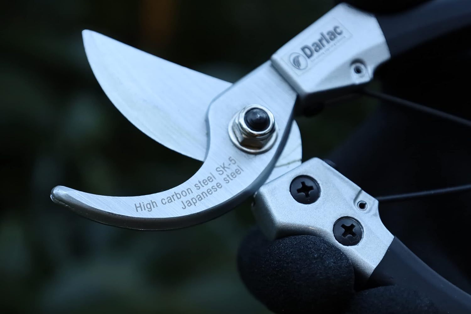 Darlac Compact Pruner - Lightweight Bypass Pruners for General Pruning - 16Mm - Ideal for Fine or Delicate Pruning and Small or Medium Hands - SK5 High Carbon Japanese Steel - Easy to Use Safety Catch image number 3
