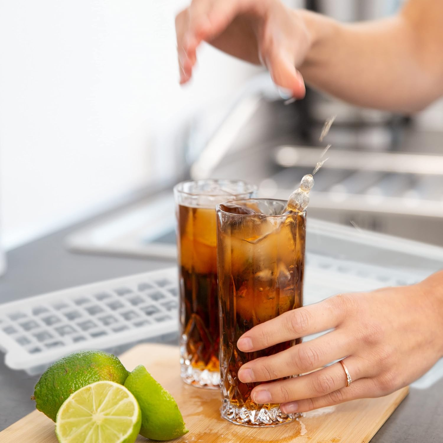 Relaxdays Ice Forms Set with Box and Lid, 4 Trays 144 Cubes Total, Easy-Care, Plastic, 11 X 28 X 13.5 Cm, Transparent, 100% image number 5