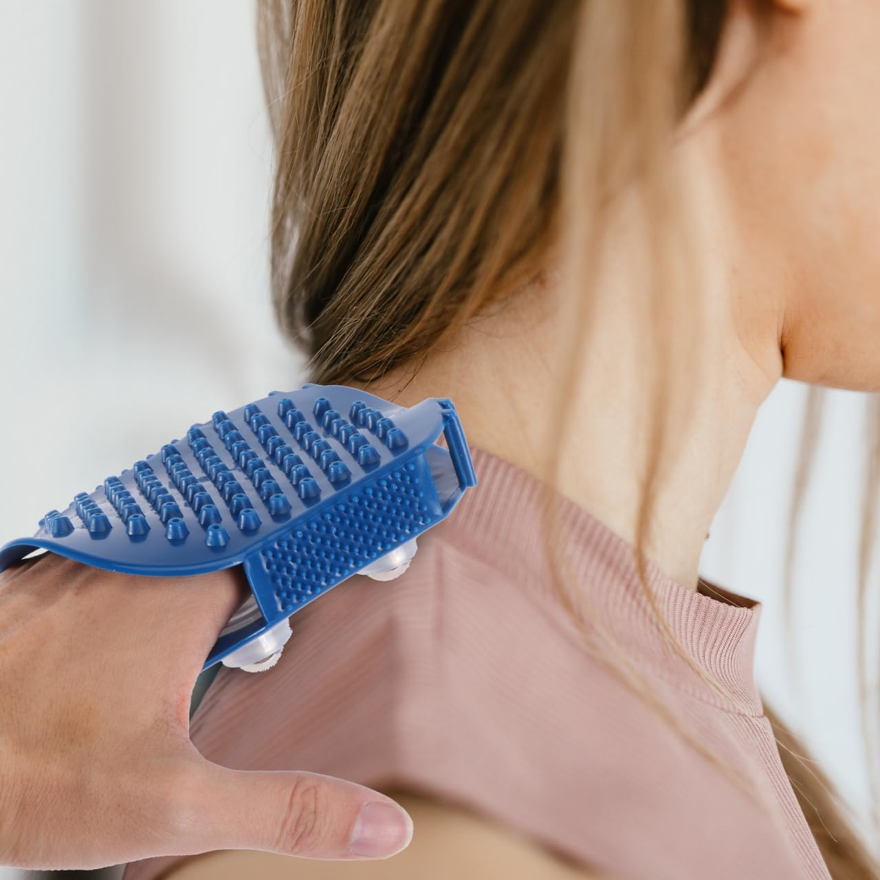 Housoutil Palm Shaped Massage Glove, Handheld Body Massager with 7 Metal Roller Balls, Exfoliating Bath Brush for Muscle Soreness, Cellulite Management, Blue