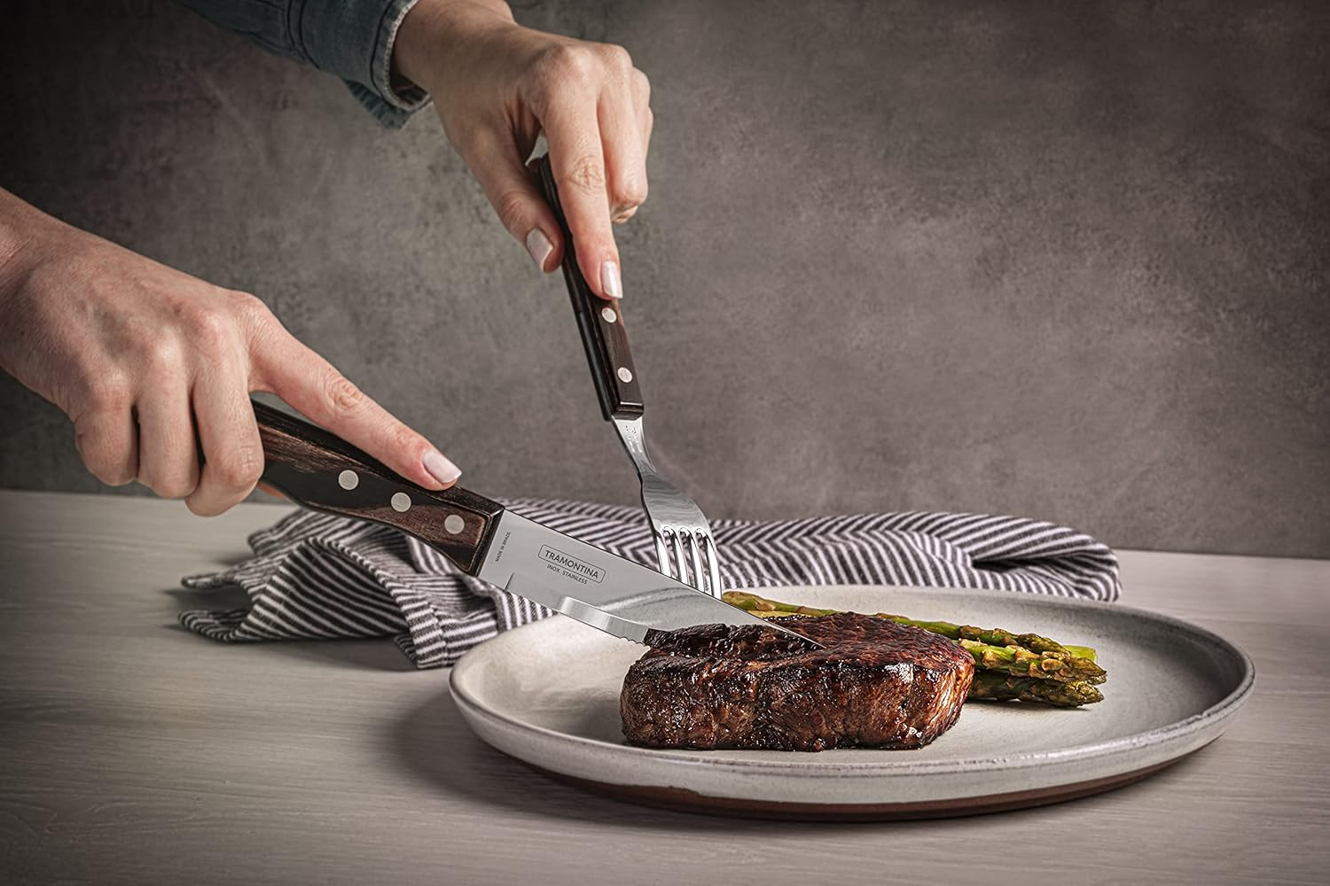 Tramontina Jumbo Steak Knife Set, Stainless Steel, Dishwasher Safe, Real Wood Handles, FSC, (4 Pieces, Brown), 25.5 image number 4