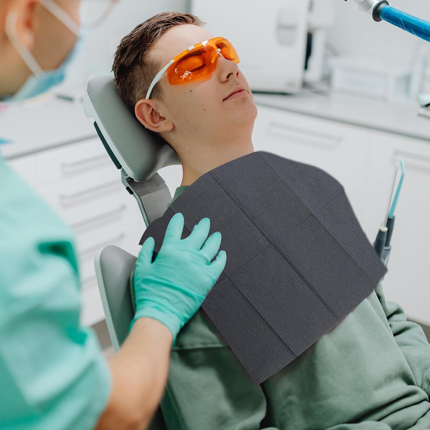 HOODANCOS 125Pcs Waterproof Disposable Strapless Dental Bibs Black, Wear-Resistant Oral Bibs for Dental Clinics, Tattoo Salons, and Beauty Treatments image number 1