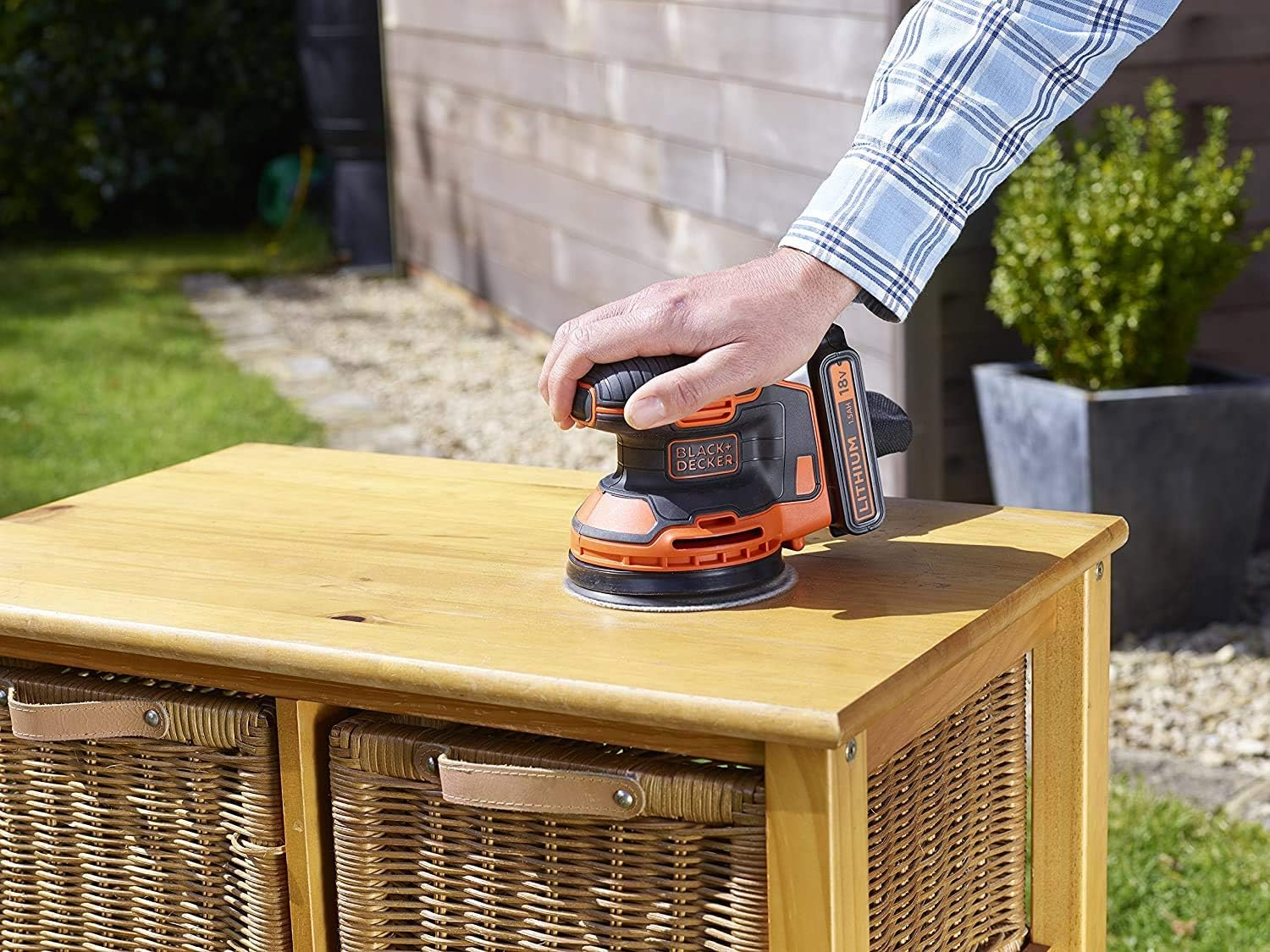 BLACK+DECKER 18V Lithium-Ion Random Orbital Sander Skin image number 3