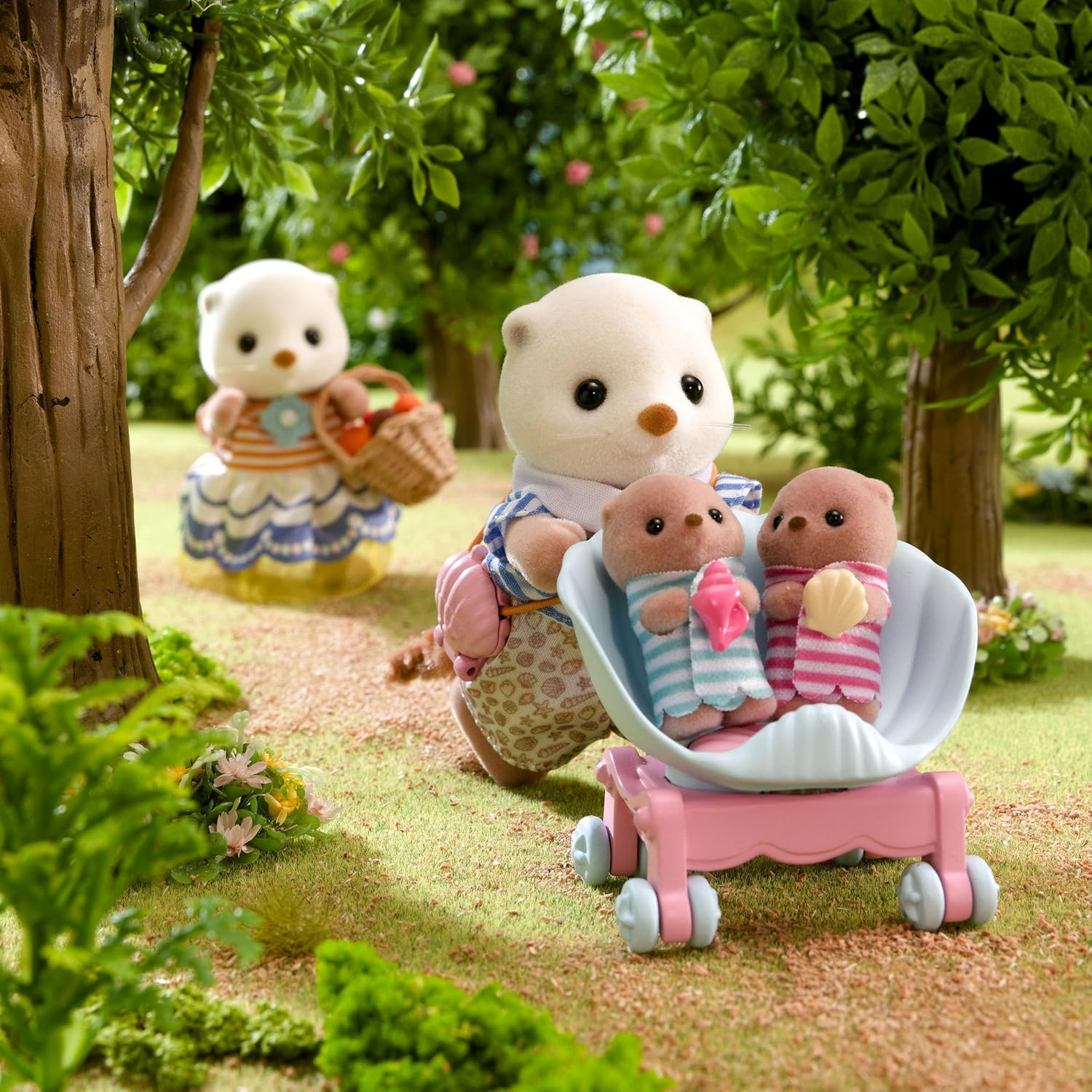 Sylvanian Families - La Famille Loutre De Mer - Set of 4 Figurines - Plongez Dans L'Univers De La Famille Sylvanian - Figurines Animaux Miniatures - Jouet Enfant 3 Ans Et + - 5803 image number 4