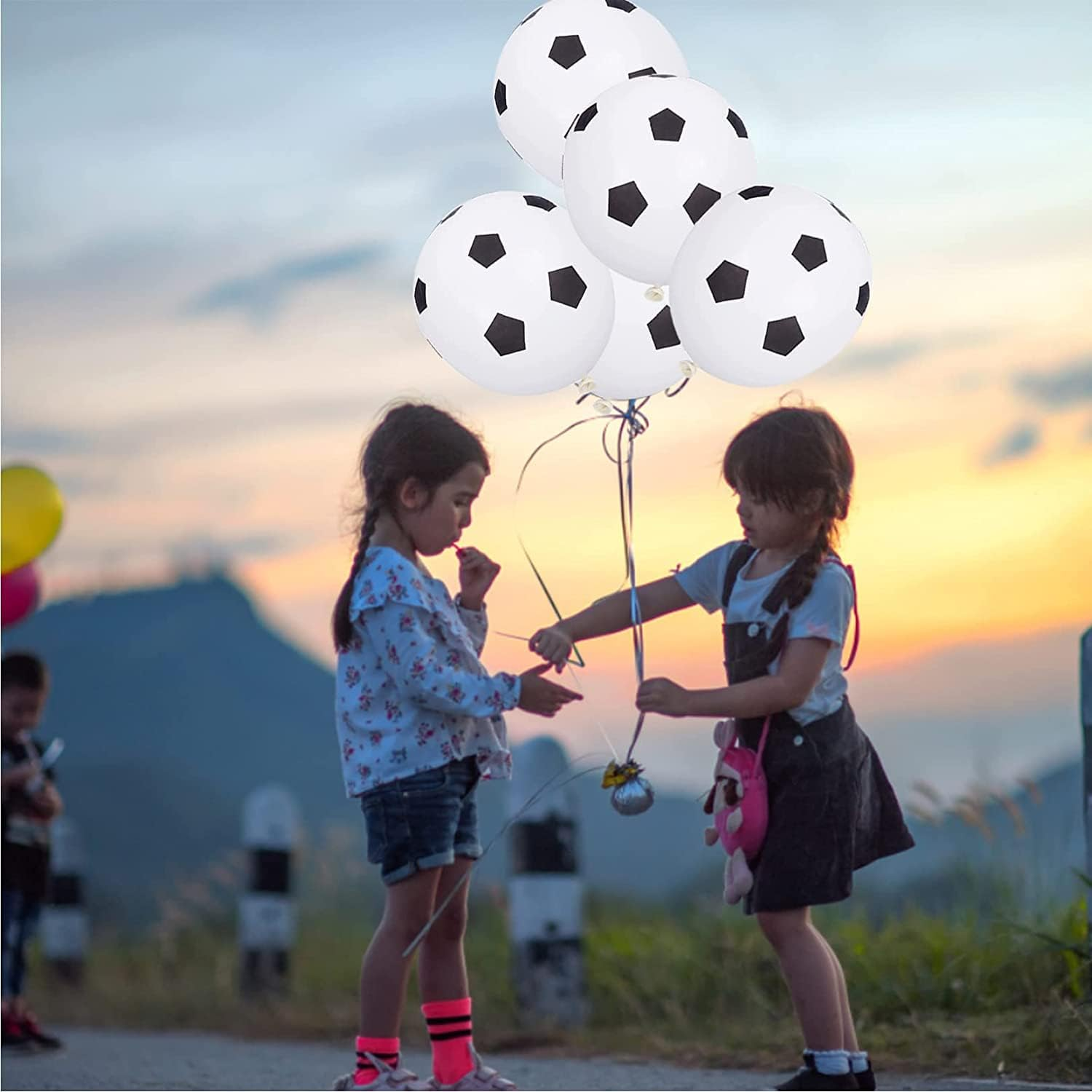 16 Pcs Black Soccer Latex Balloons 12 Inch Football Balloons,Black White Soccer Balloons,Birthday Balloons for Sport Theme Party，World Cup Party Kids Birthday Party，Football Fans Party Supplies