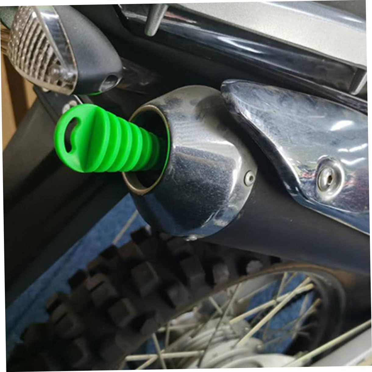 Happyyami 2Pcs Motorcycle Exhaust Air-Bleeder Plugs Performance-Enhancing Silencer Accessories in Green and Red Easy Installation for Upgraded Riding Comfort image number 3