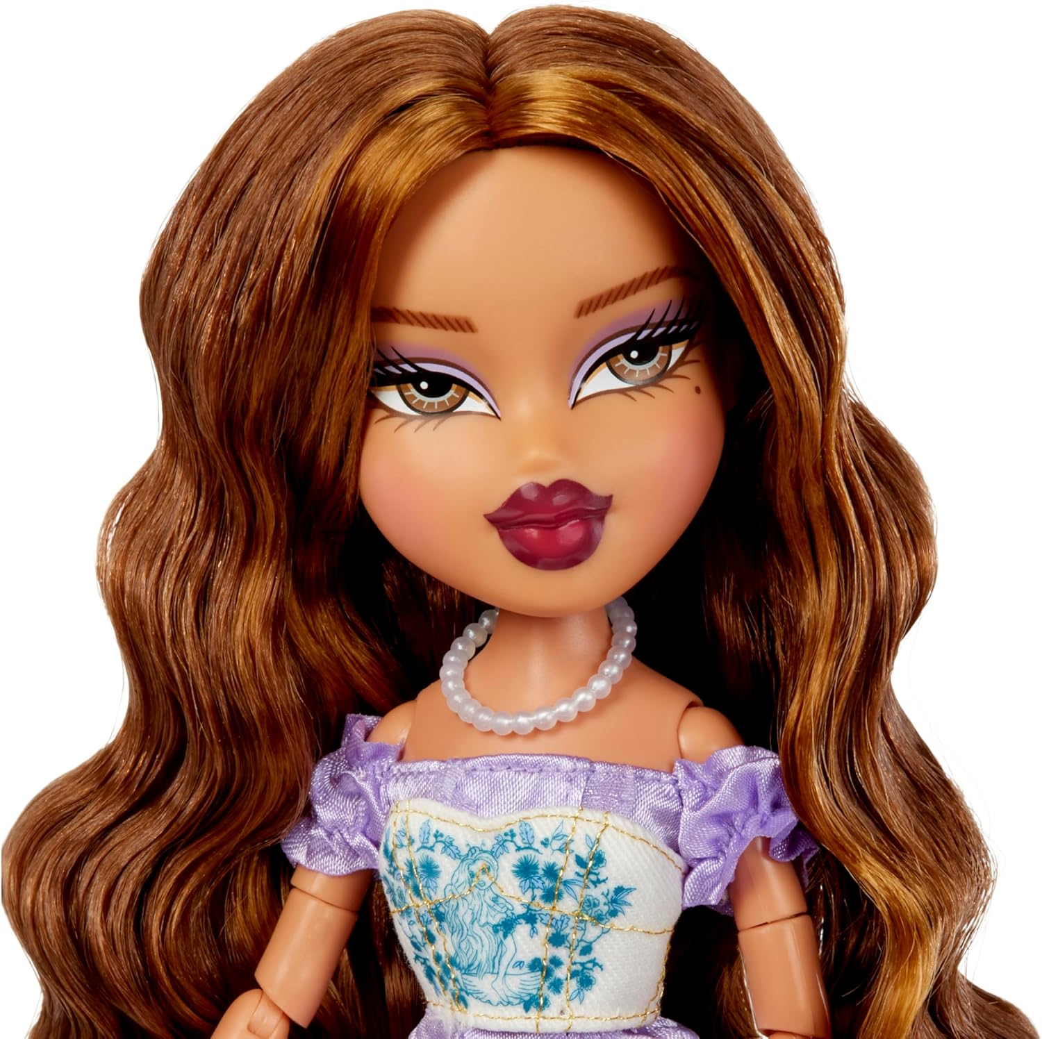 Bratz Babyz Runwayz Doll - Cloe - 1 Collectible Fashion Doll with Stylish Outfit, Cute Baby Doll with a Necklace That Doubles as a Keychain - Kids Toy - Great for Ages 6 and Older