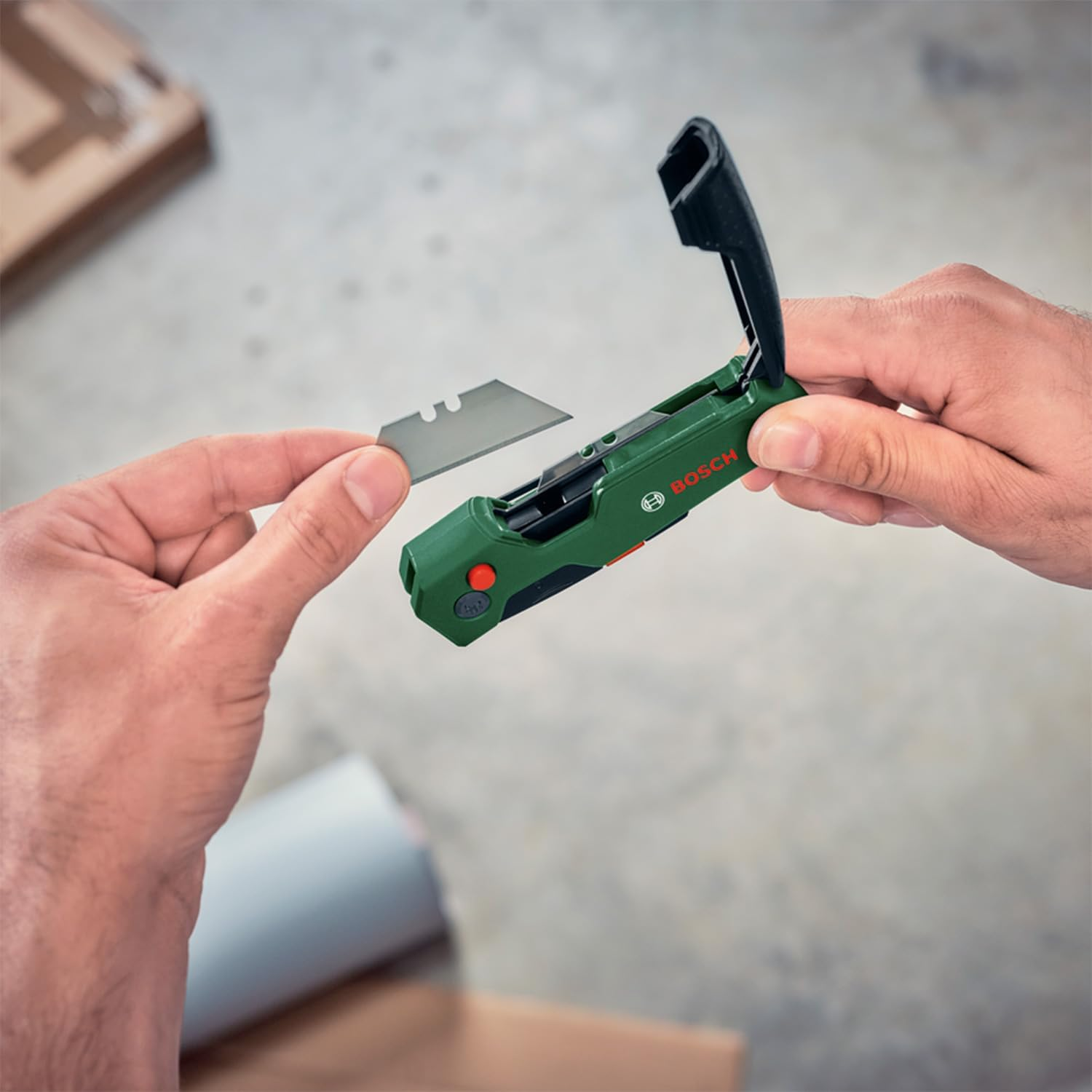 Bosch Folding Knife Premium Set (Compact Folding Knife; Stainless Steel; One-Handed Opening; Fast Blade Change; Belt Clip; 13X Blades; Storage Bag) - Amazon Edition image number 1