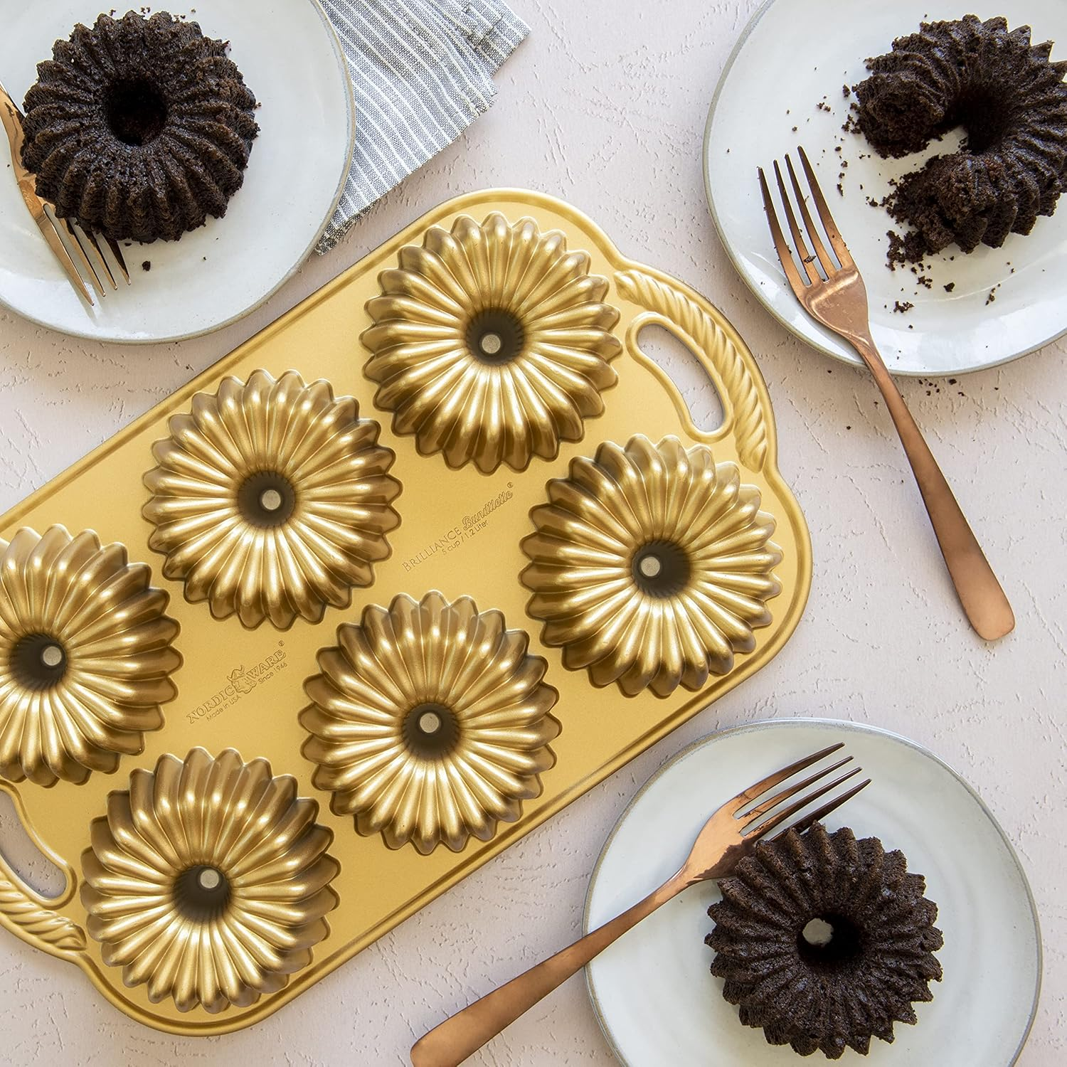 Nordic Ware USA Brilliance Cast Aluminium Bundtlette Pan, Gold, 38 X 23 X 4.5 Cm image number 4