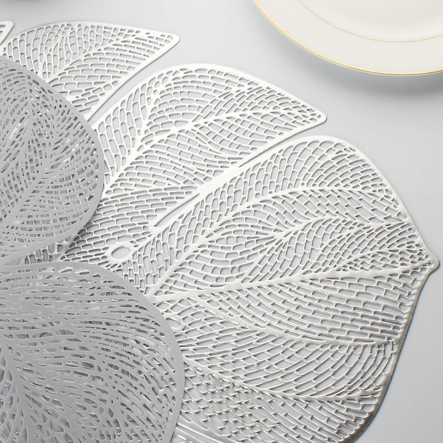 Evevda Silver Leaf Shaped Vinyl Placemats Set of 4 Metallic Plastic Place Mats Wipeable 4Pcs Table Mats for Wedding Anniversary Dinner Table Decoration Mats(17.7X13.8Inch/45X35Cm) image number 5