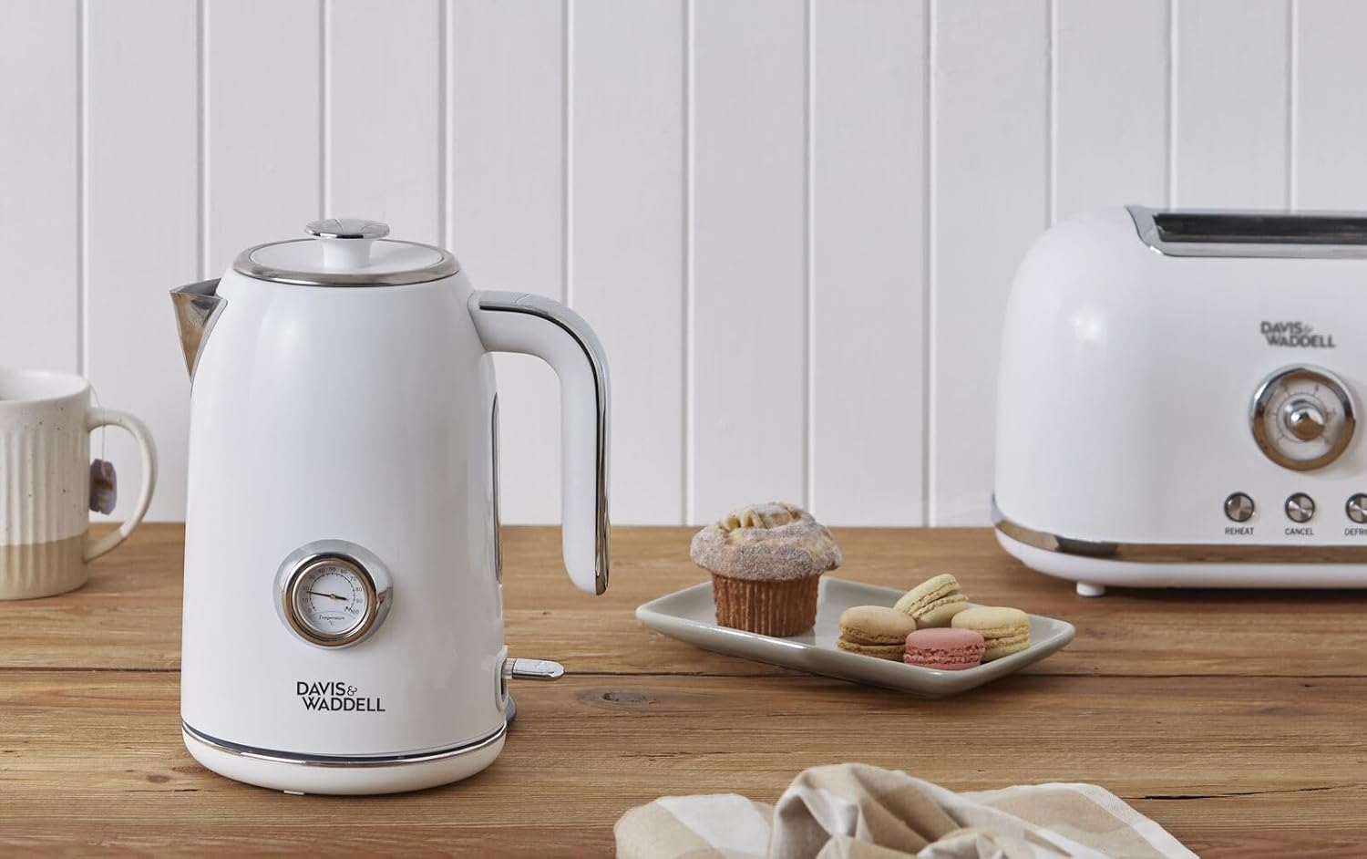Davis & Waddell Manor Electric Kettle, White 1.7L 22X15.4X26Cm - Vintage Silhouette, Stainless Steel Body, Integrated Temperature Gauge, Mirror Chrome Accents, Stylish Everyday Kitchen Essential image number 1