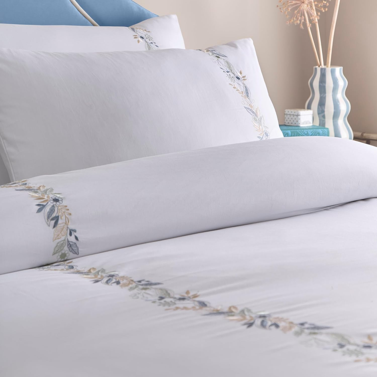 Appletree - Floral Embroidery White Duvet Cover - Double Bedding Size (200 X 200Cm) - Soft 200 Thread Count - 100% Natural Cotton - 2 Pillowcases - Luxury White Bedding with Flower Embroidery