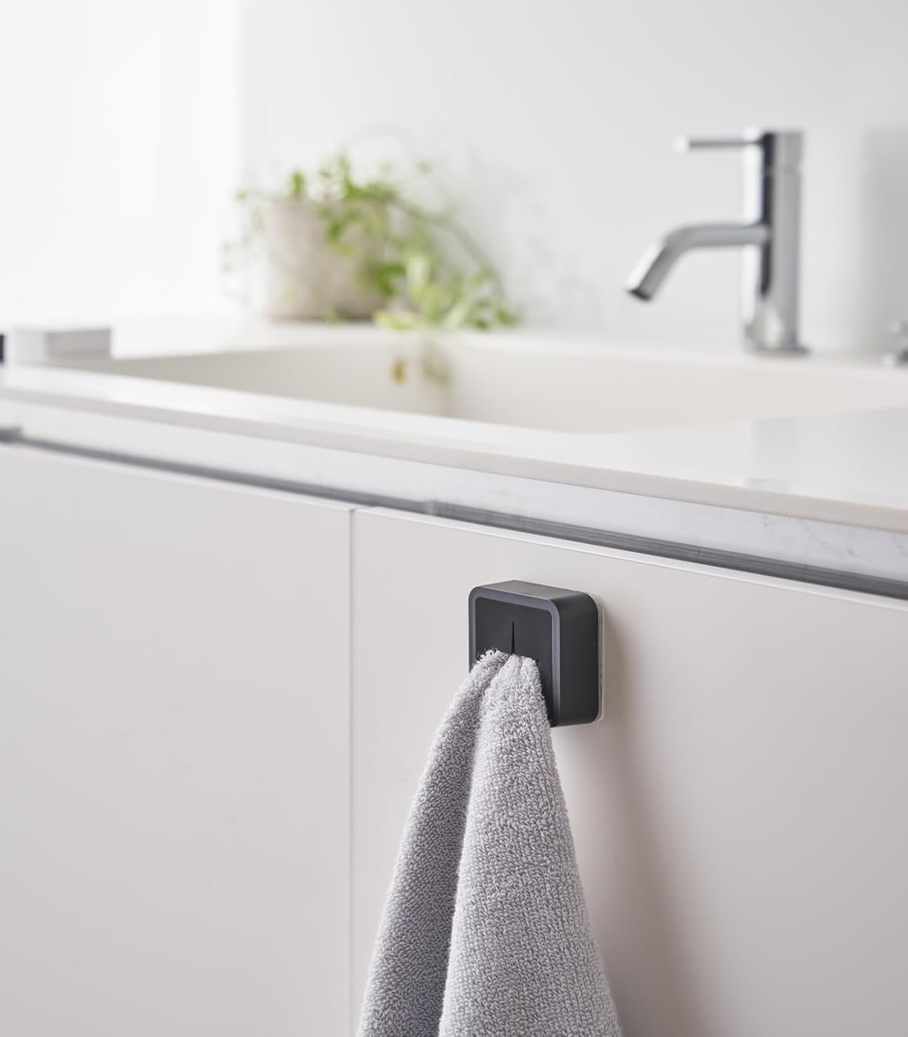 Yamazaki 5630 Film Hook Towel Holder, Black, Approx. W 2.2 X D 0.9 X H 2.2 Inches (5.5 X 2.3 X 5.5 Cm), Tower, Space Saving, Compact, Towel Hanger image number 1