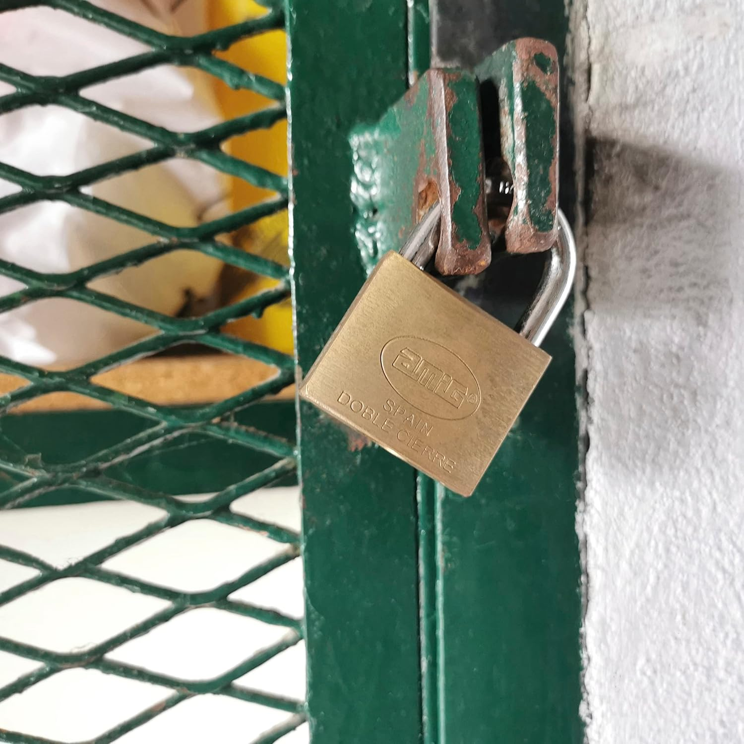 Amig - Security Padlock | Includes 2 Keys | Brass Body with Treated Steel Shackle | Ideal for Gym Lockers, Workshop Doors, Garages | Double Locking Mechanism | Width: 45 Mm image number 3