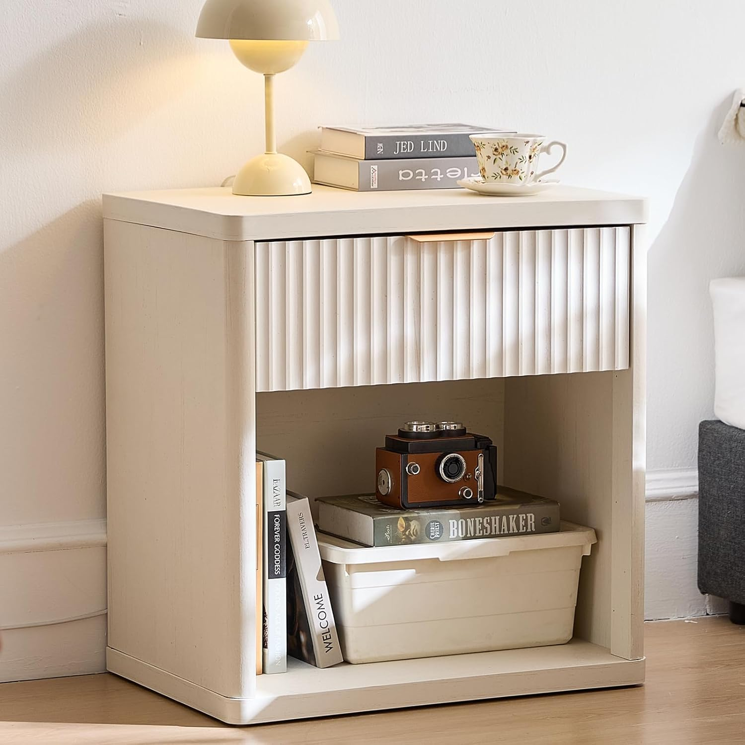 LELELINKY 58 X 39 Cm Fluted Bedside Table with 1 Drawer,Modern White Bed Side Tables Storage Chest of Drawers with Open Shelf,Wood Nightstand Cabinet with Metal Handles for Bedroom,Living Room image number 2