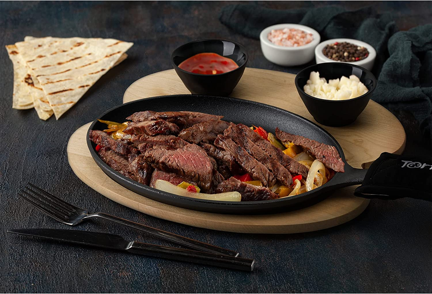 Tortillada &ndash; 25 Cm Cast Iron Fajita Pan/Grill Pan Set for Fajitas &ndash; Incl. Wooden Serving Tray + 2 Ceramic Dip Bowls