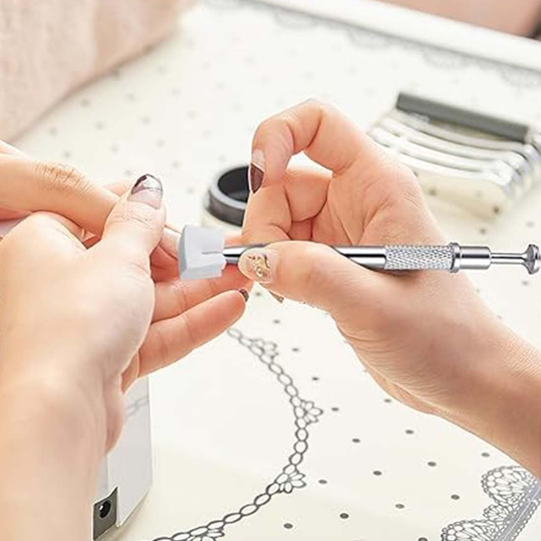 EYVRPAU 50 Pack Nail Art Sponges with Metal Clamp, Sponge Brush Applicator, Sponge Nail Brush, Nail Art Accessories, Sponge Brush, Ombre Nail Art Pattern