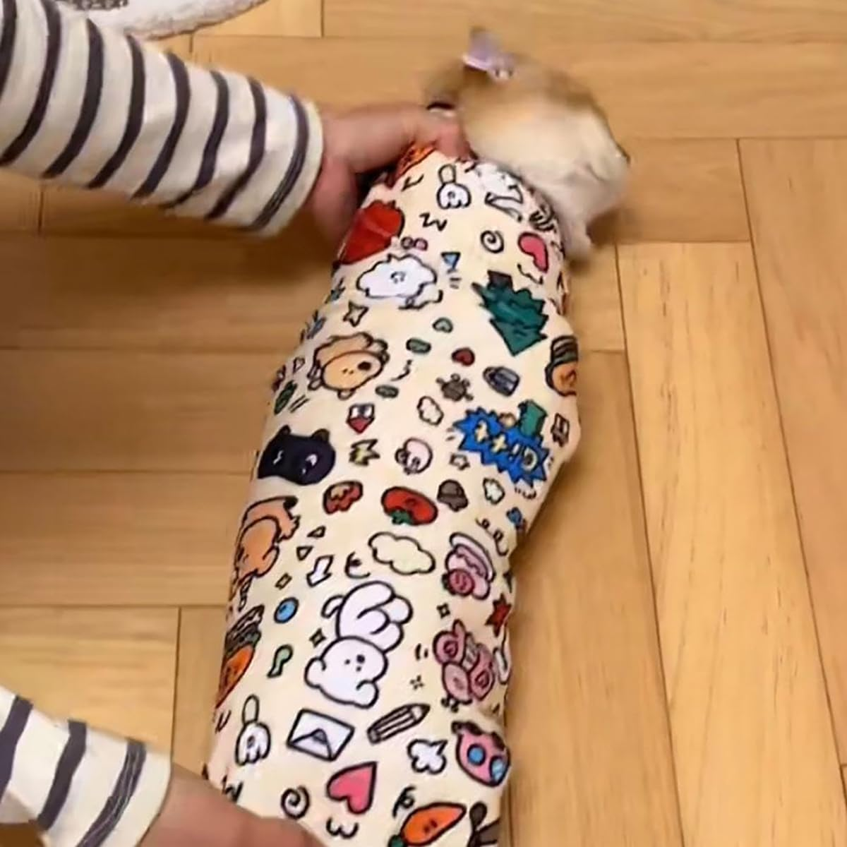 Cat Grooming Wrap, Fabric Wrap for Cats, Cat Wrap for Cutting Nails,Self-Adherent, Anti-Scratch, Anti-Bite, Anti-Escape Calming Wrap for Medicine,Nail Clipping (L: 55 * 55 Cm / 21.7 * 21.7 In) image number 3