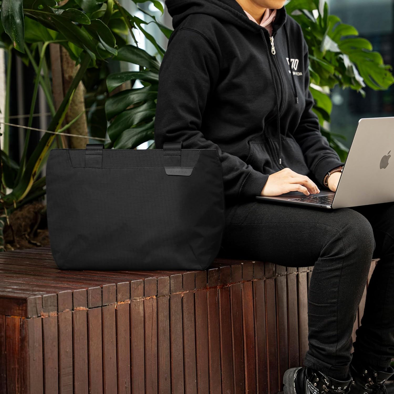 ALPAKA Elements Tote Bag 9L - Travel Totes with Lightweight, Foldable, Self-Standing, 8 Internal Pockets, Magnetic Suction (Black, S) image number 6