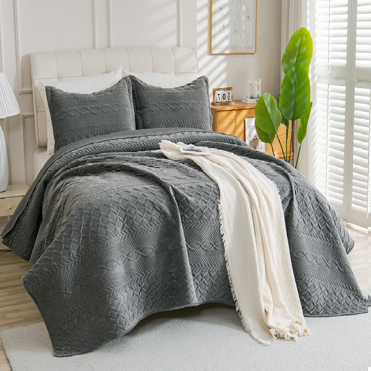 Cmfshape Luxury Velvet Quilt Set King Size,Reversible Quilted Lightweight Velvet Comforter,Ultra Soft Bedspread Coverlet Bedding Set for All Season with 2 Pillow Shams Green(106"X96")