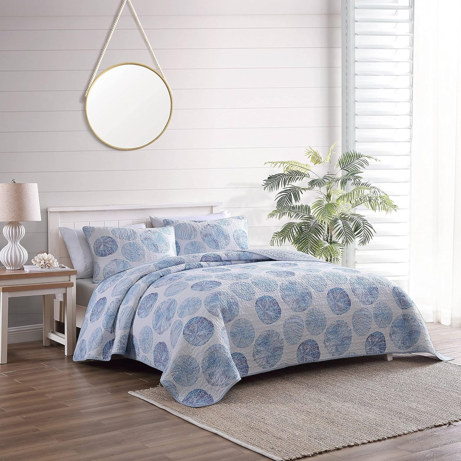 Tommy Bahama - Queen Quilt Set, Reversible Cotton Bedding with Matching Shams, Lightweight Home Decor for All Seasons (Ocean Isle Blue, Queen) image number 3