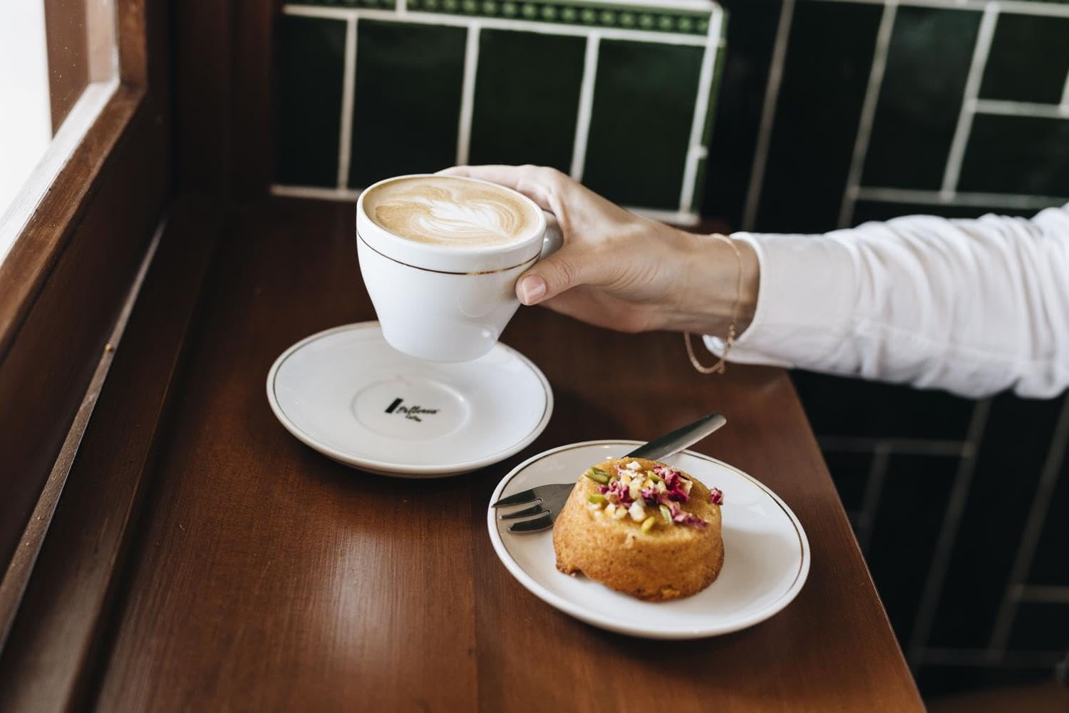 Vittoria Coffee Mountain Grown 100% Arabica Coffee Beans 1Kg. High Altitude Dark Roasted Coffee Beans Perfect for Home Espresso. Caramel, Dark Chocolate, Smokey, Toasty Tasting Notes. image number 2