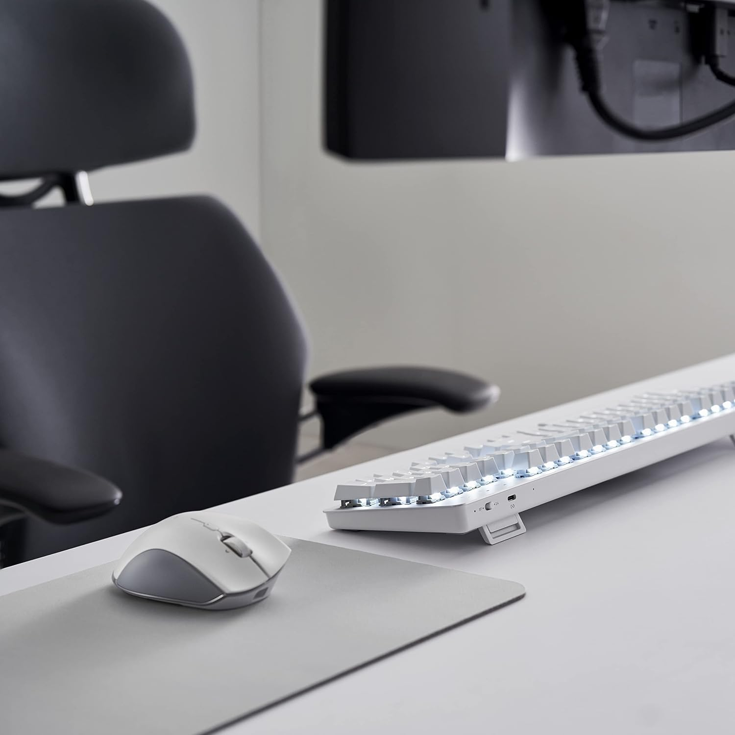 Razer Pro Glide Soft Mouse Mat: Thick, High-Density Rubber Foam - Textured Micro-Weave Cloth Surface - Anti-Slip Base - Medium Size image number 4