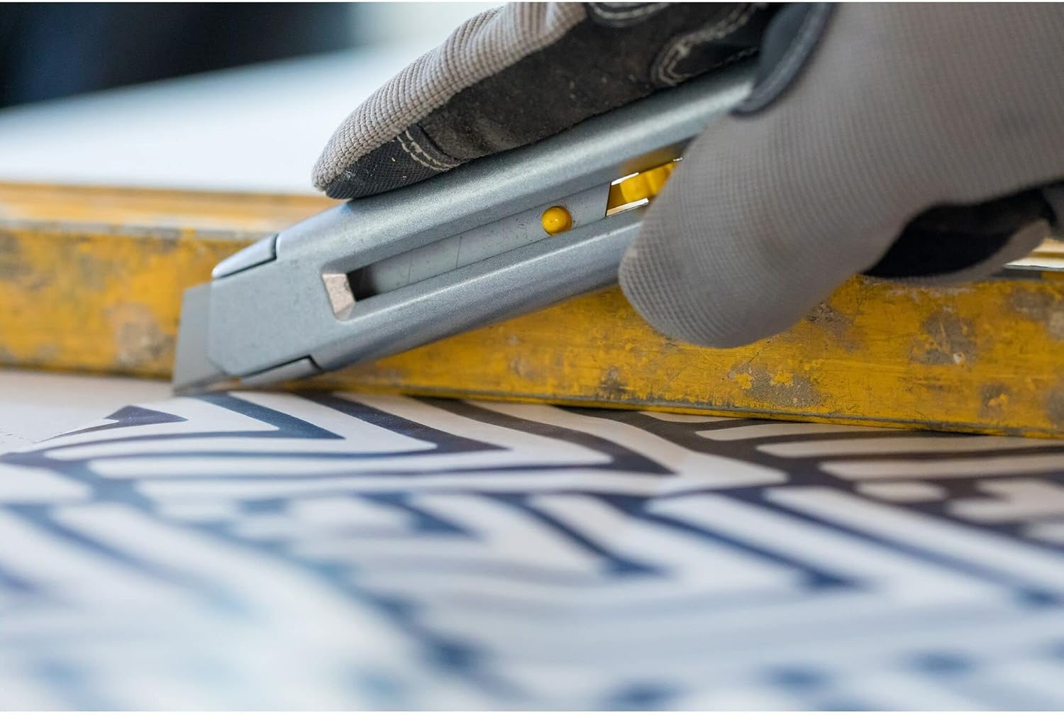 Stanley 7-10-018 Snap off Knife "Interlock" with 5 Carbide Blades, Black/Yellow image number 1