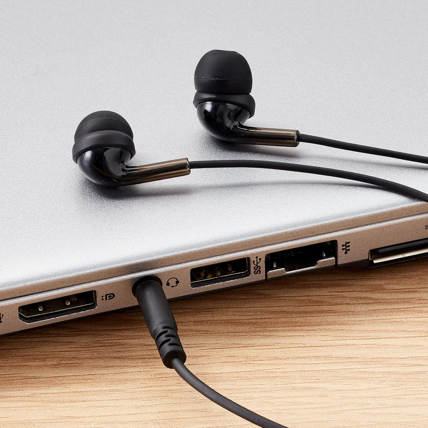 Amazonbasics In-Ear Headphones with Mic 2.5 X 1.4 X 1.7 Cms Black image number 1