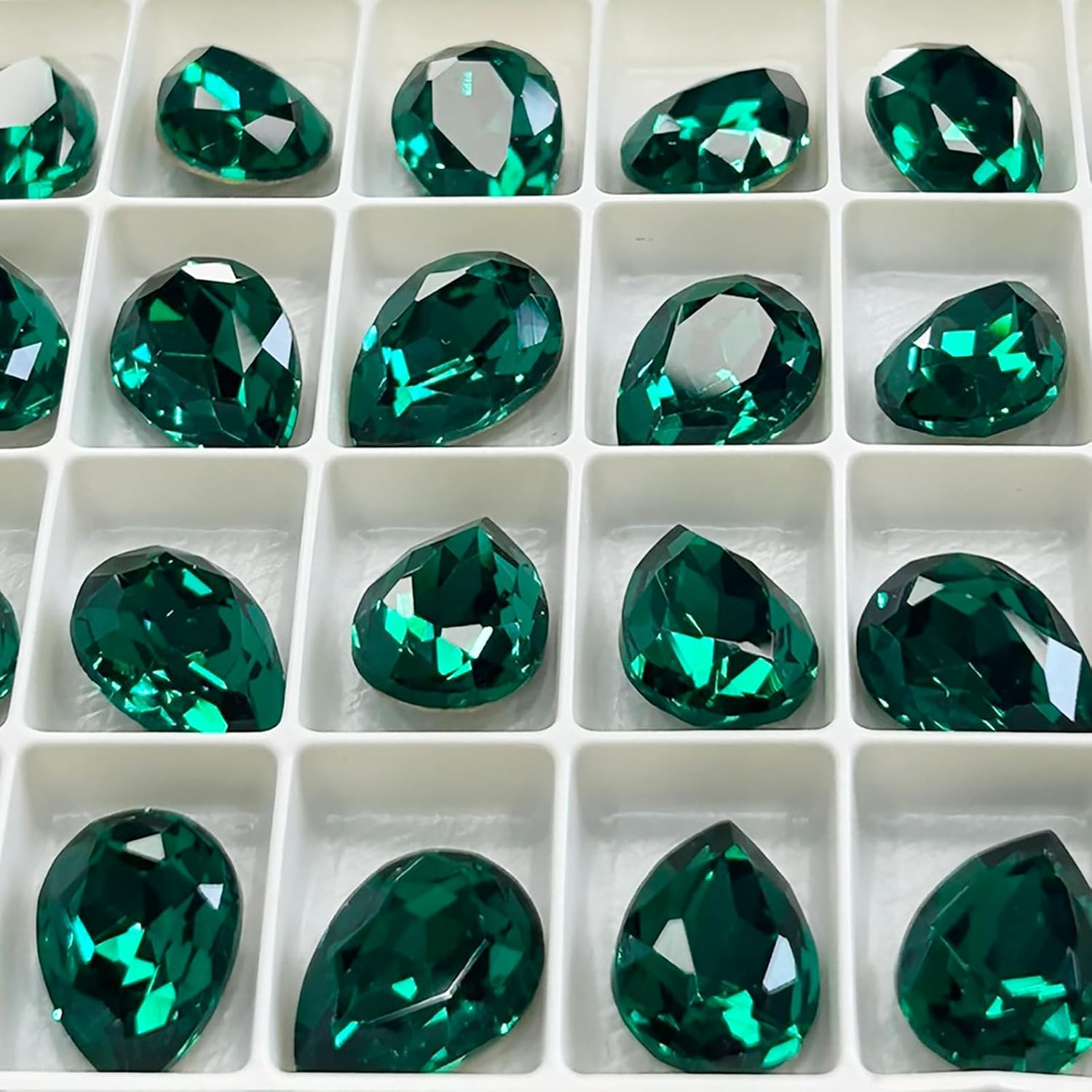 Aurora Crystal Drop-V-Cut Emerald image number 1