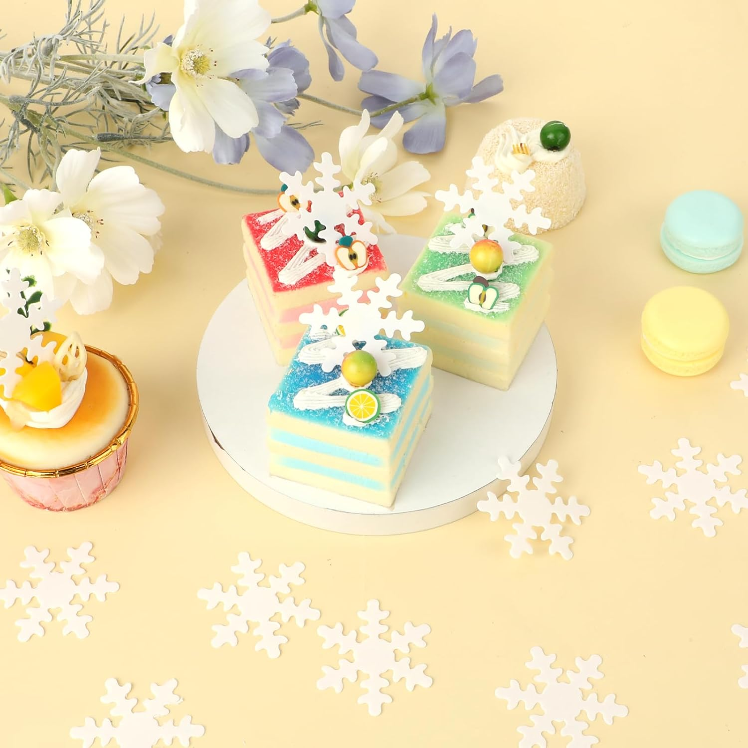 Giantree 50 Pcs Edible Snowflakes Cake Toppers, White Edible Snowflakes Cupcake Toppers, Wafer Paper Snowflake Cake Sprinkles for Christmas Winter Holiday Frozen Theme Party Supplies(White) image number 4