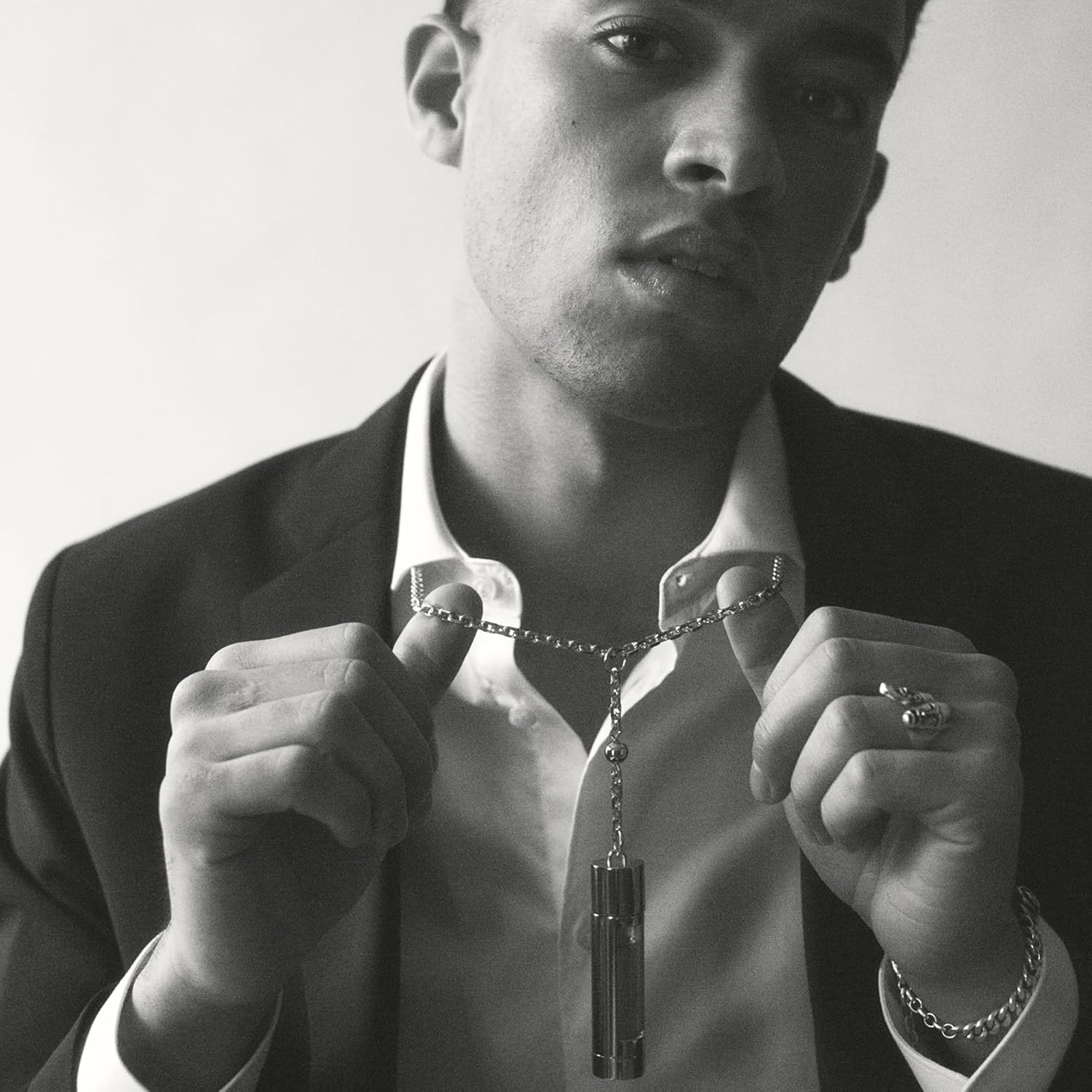 The Piece - Black by NCP for Unisex - 3 Pc 2 X 4.9Ml Olfactive Facet -701 Leather and Vetiver EDP Roll On, Necklace image number 4