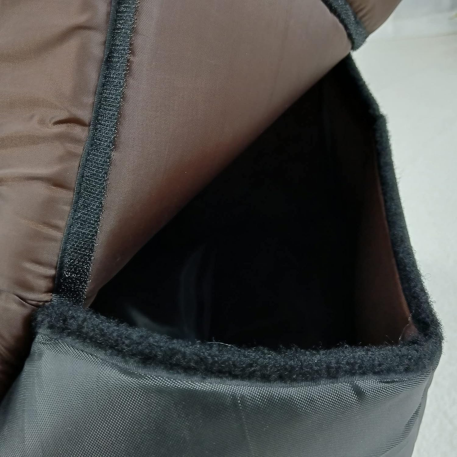 CARRORABI Outdoor Cat House Warm Cat Bed Cave, Waterproof Oxford Cloth Pet Shelters Enclosed Cat Houses for Outdoor Cats, Non-Slip Bottom Detachable Pet Accessories (L)