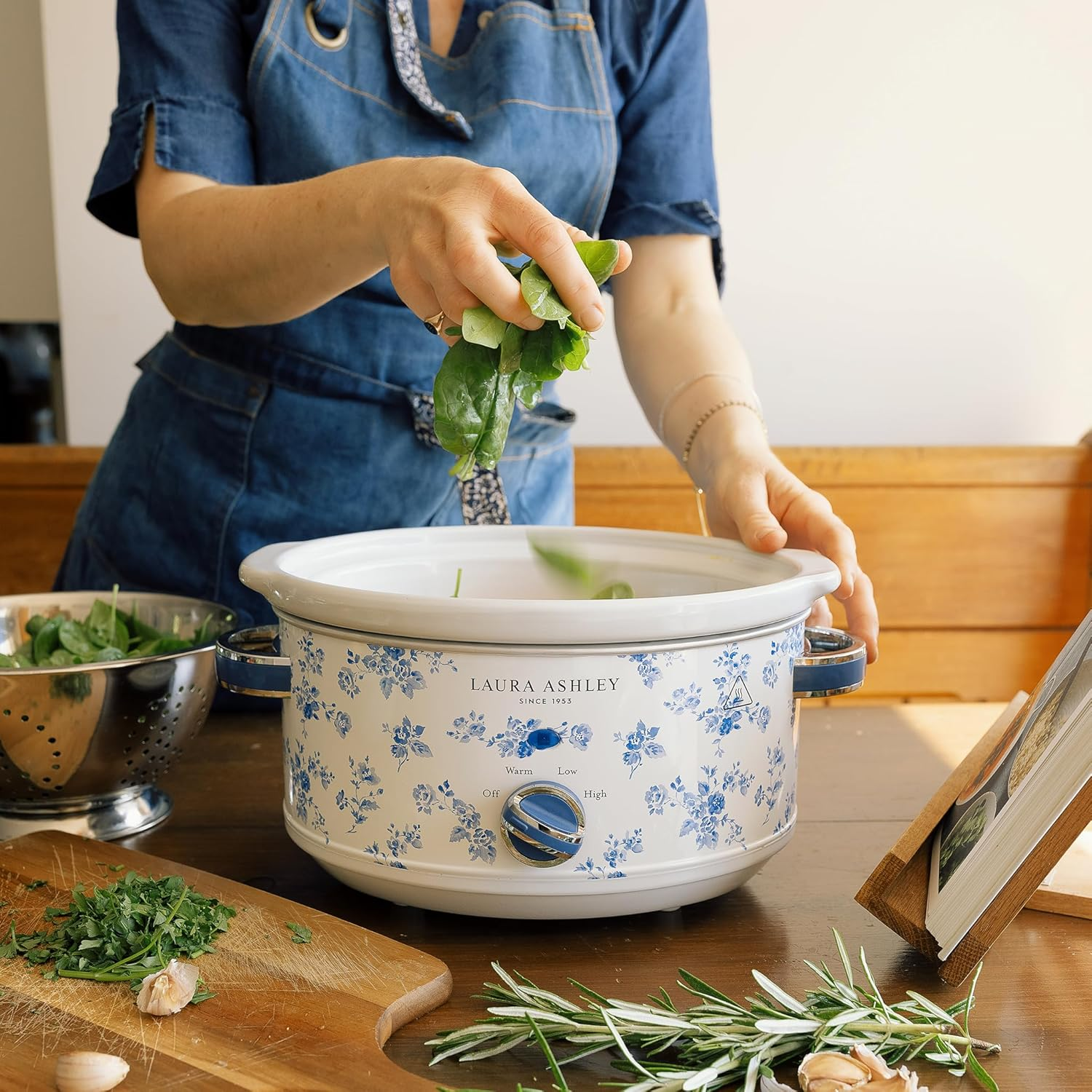 Laura Ashley China Rose Slow Cooker 3.5 Litres. Large Electric Slow Cooker for 4 to 5 People. Slow Cookers Stainless Steel with 3 Heat Settings. Detachable Ceramic Pot with Tempered Glass Lid image number 5