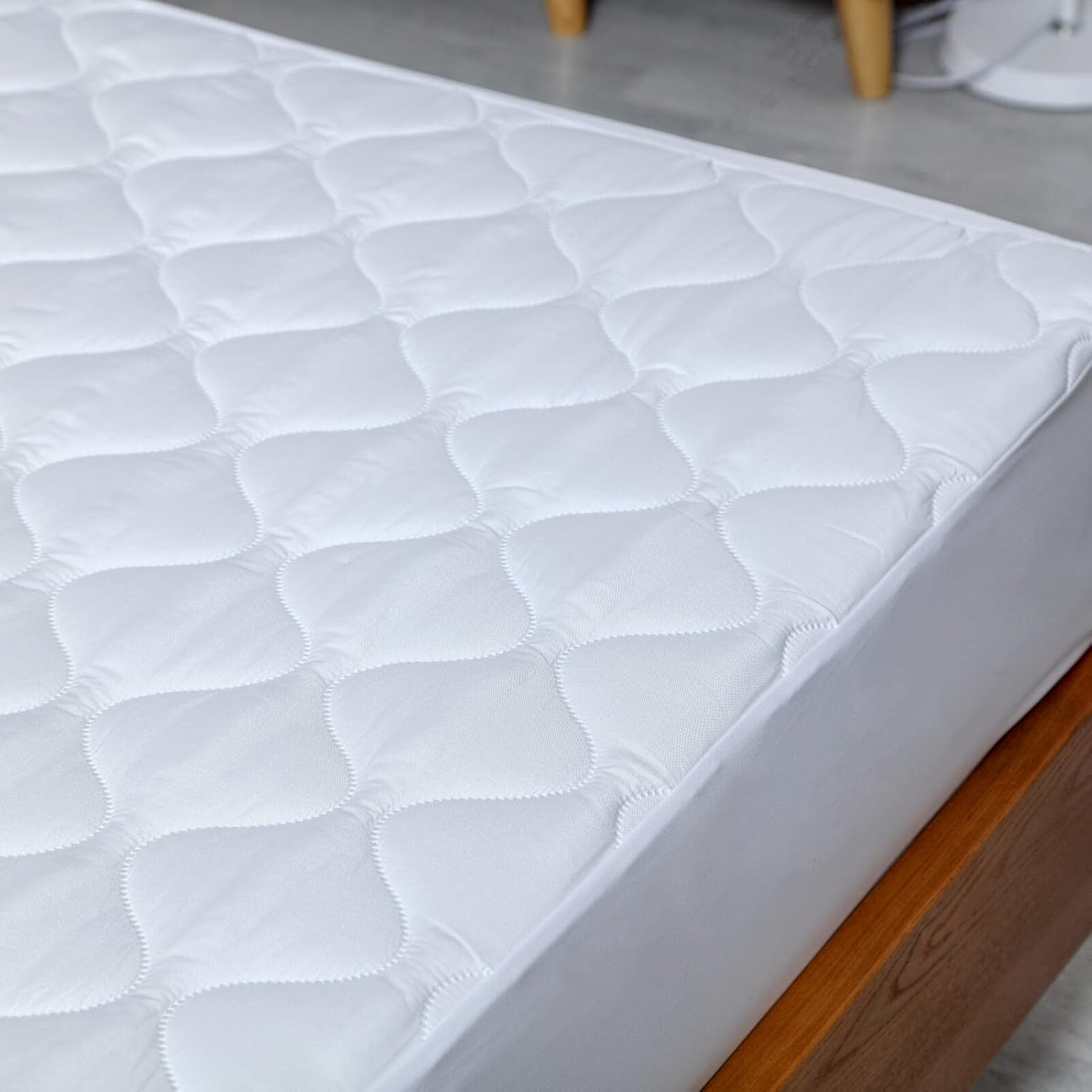 Kingnex Quilted Waterproof Mattress Protector Pad Soft Brushed Surface Noiseless Fitted Matress Cover with Elastic Pocket Double 137X190 Cm image number 1