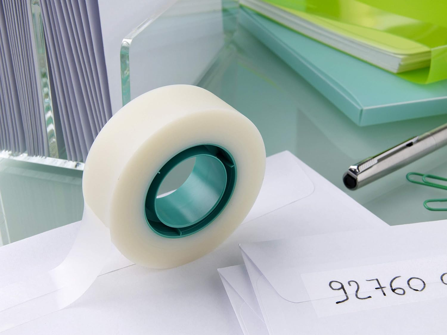 Scotch Magic Tape, 1 Roll on Handheld Dispenser, 19 Mm X 25 M - Invisible Tape, for Wrapping, Labelling Christmas Cards and Presents, Essential Christmas Supplies​ image number 3