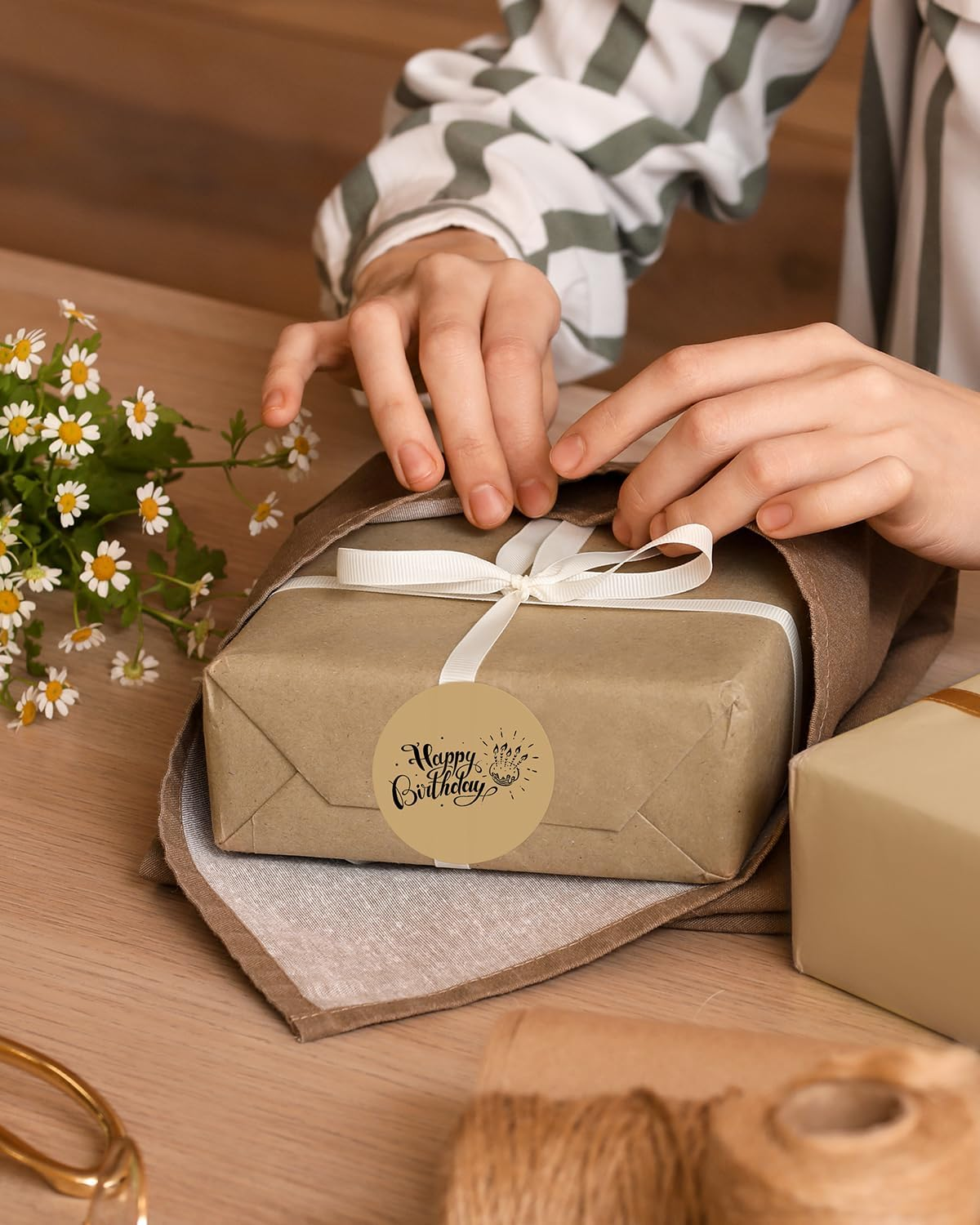 MUNBYN 50X50Mm Kraft Circle Thermal Sticker, Self-Adhesive round Direct Thermal Label, Multi-Purpose Roll for DIY Logo Design, QR Code, Name Tag, Inventory - 750 Labels/1 Roll image number 2