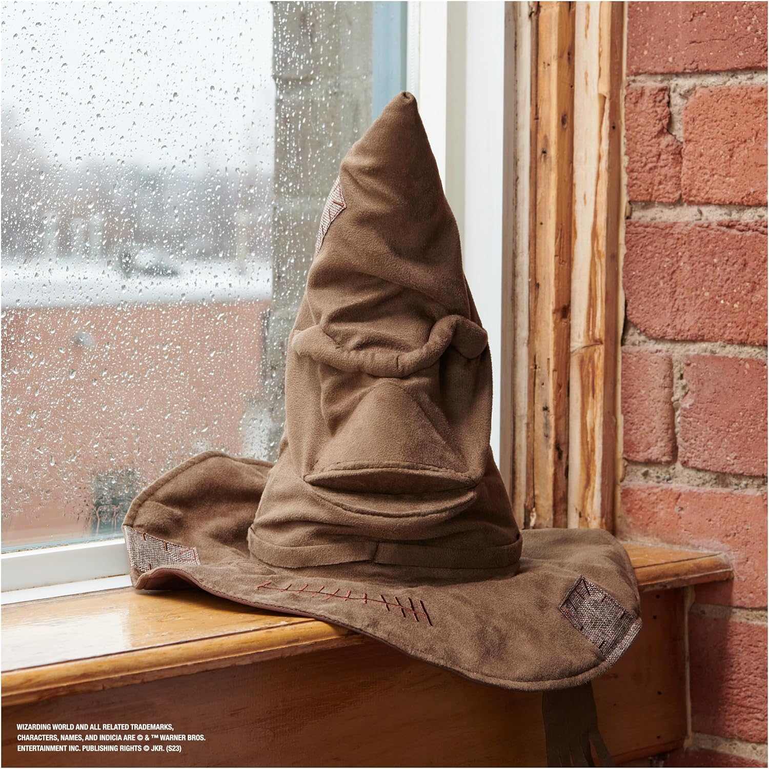 Wizarding World, Talking Sorting Hat with 15 Phrases for Harry Potter Pretend Play, Kids&rsquo; Toys for Aged 5 and Up image number 1