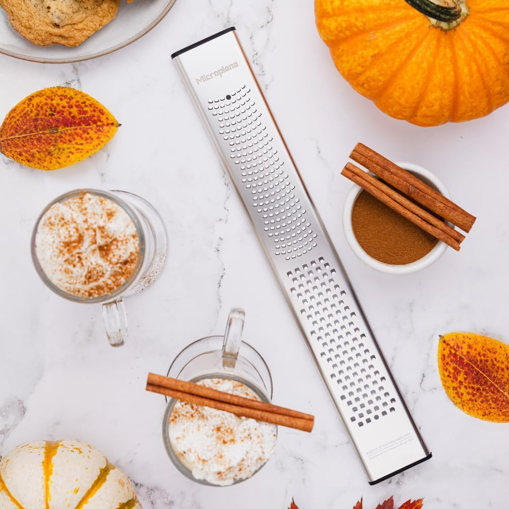 Microplane Dual Blade Zester and Coarse Grater - Ultra-Sharp Stainless Steel Blade, Ideal for Zesting Citrus, Grating Hard Cheeses, & Shaving Chocolate, Non-Scratch Tabs, Reusable Protective Cover image number 6