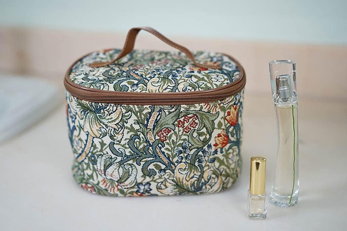 Signare Tapestry Cosmetic Make up Toiletry Travel Vanity Bag Case in William Morris Golden Lily (TOIL-GLILY) - Golden Lilly image number 5