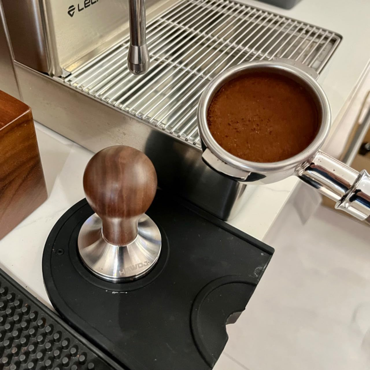 Classic Wood and Stainless Steel 58Mm Coffee Tamper - Timeless Espresso Tool for Coffee Enthusiasts and Baristas image number 3