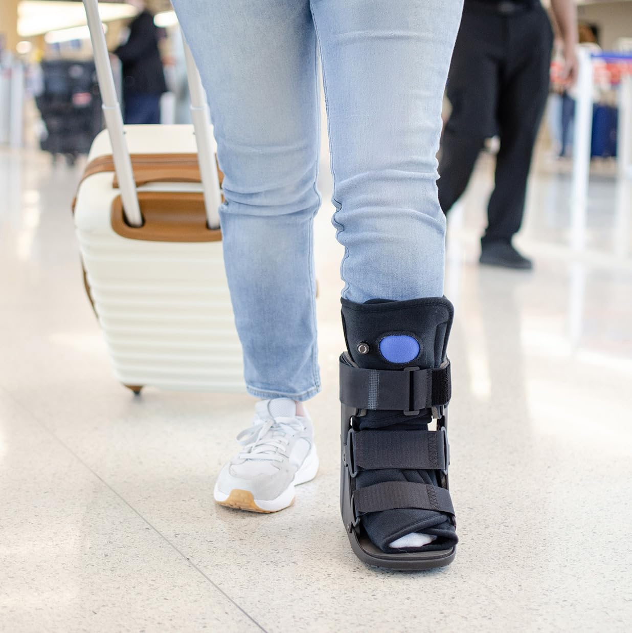 (Medium) - Short Air Cam Walker Fracture Boot image number 5