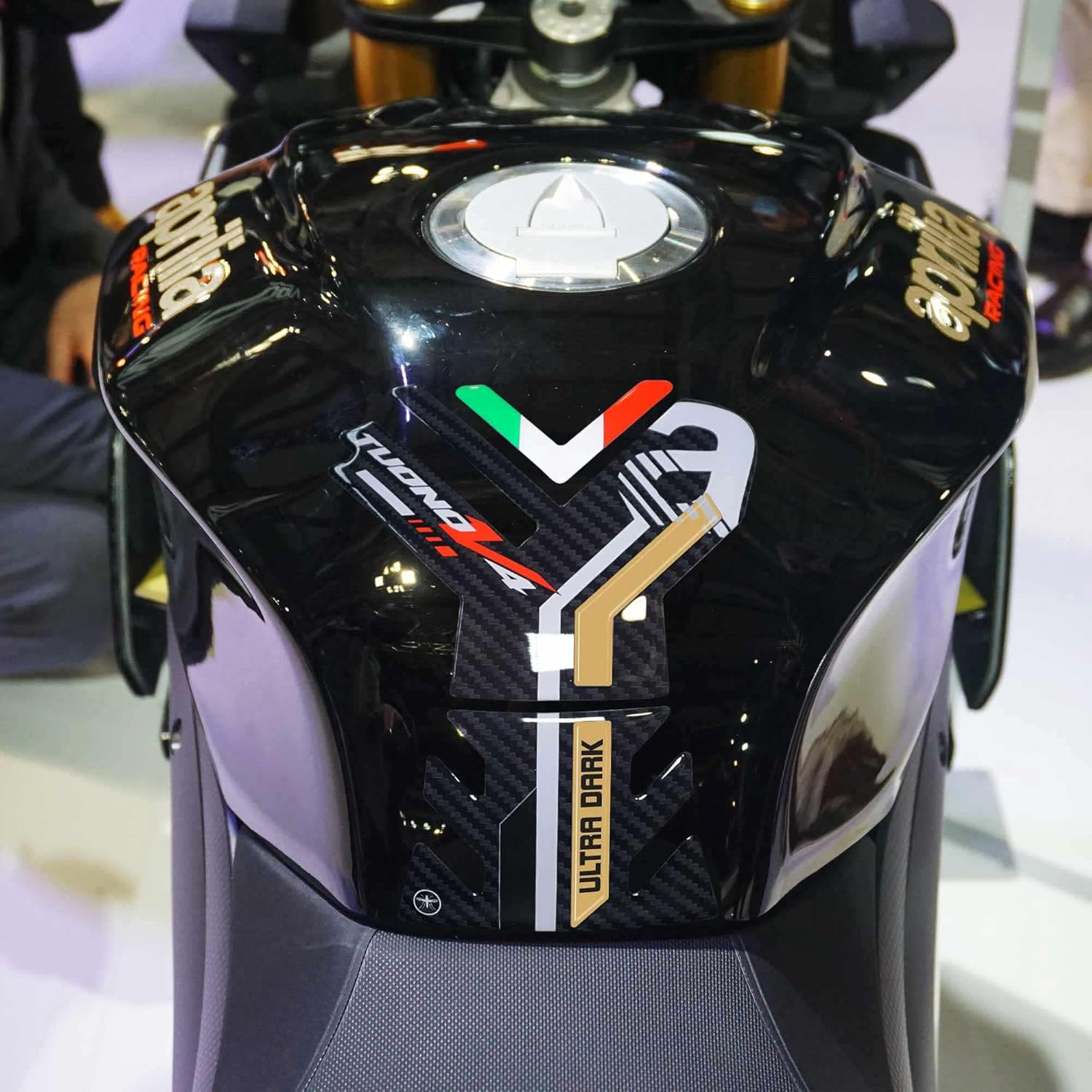 Labelbike - Sticker 3D Motorcycle Tank Pad Protection and Decoration in Resin Compatible with Aprilia Tuono V4 1100 2021-2025 - Color Carbon Black Grey Gold Red