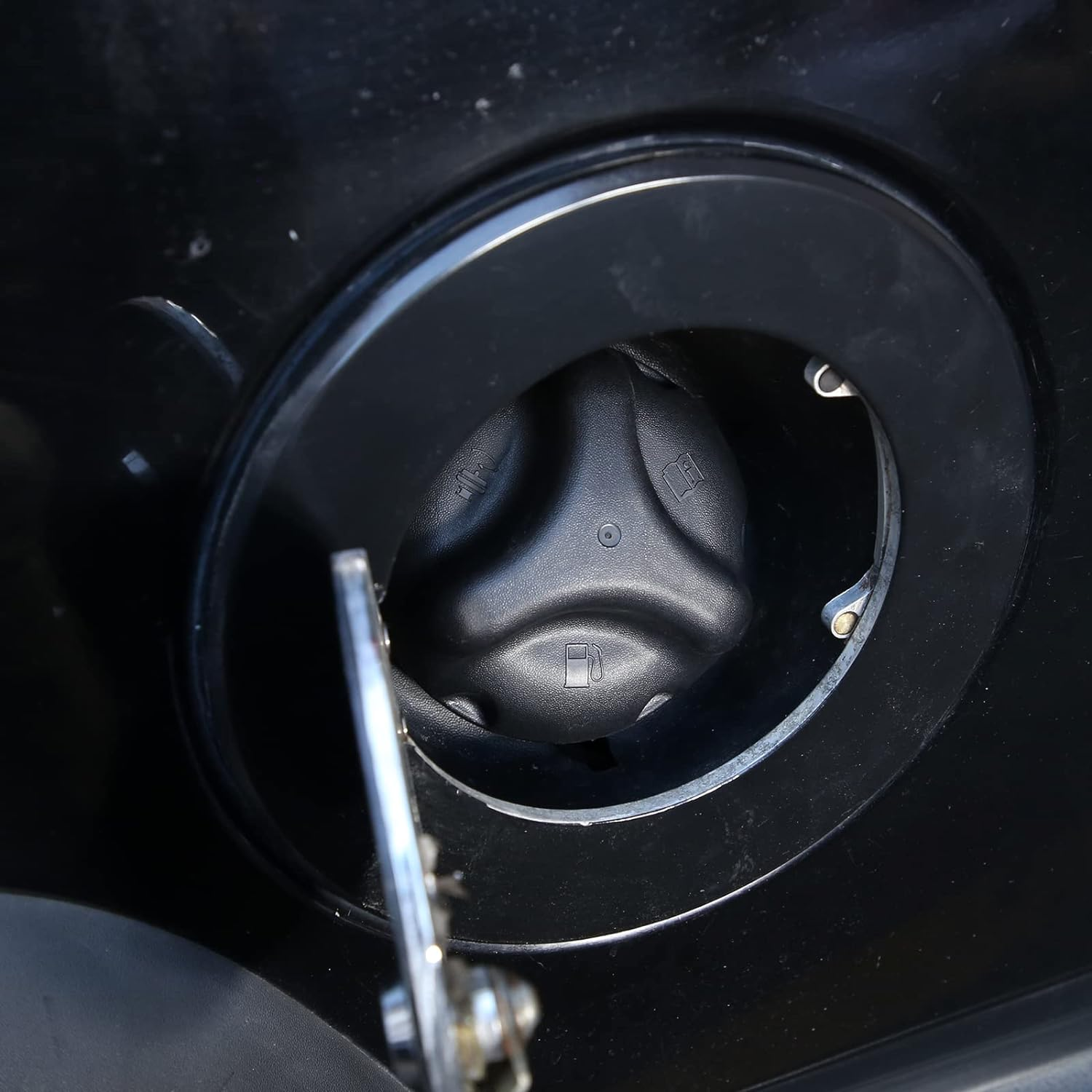 Fuel Tank Gas Cap 25827646 Compatible with 2004 2005 2006 2007 Hummer H2, 2006 2007 2008 2009 2010 Hummer H3, 2009 2010 Hummer H3T image number 3