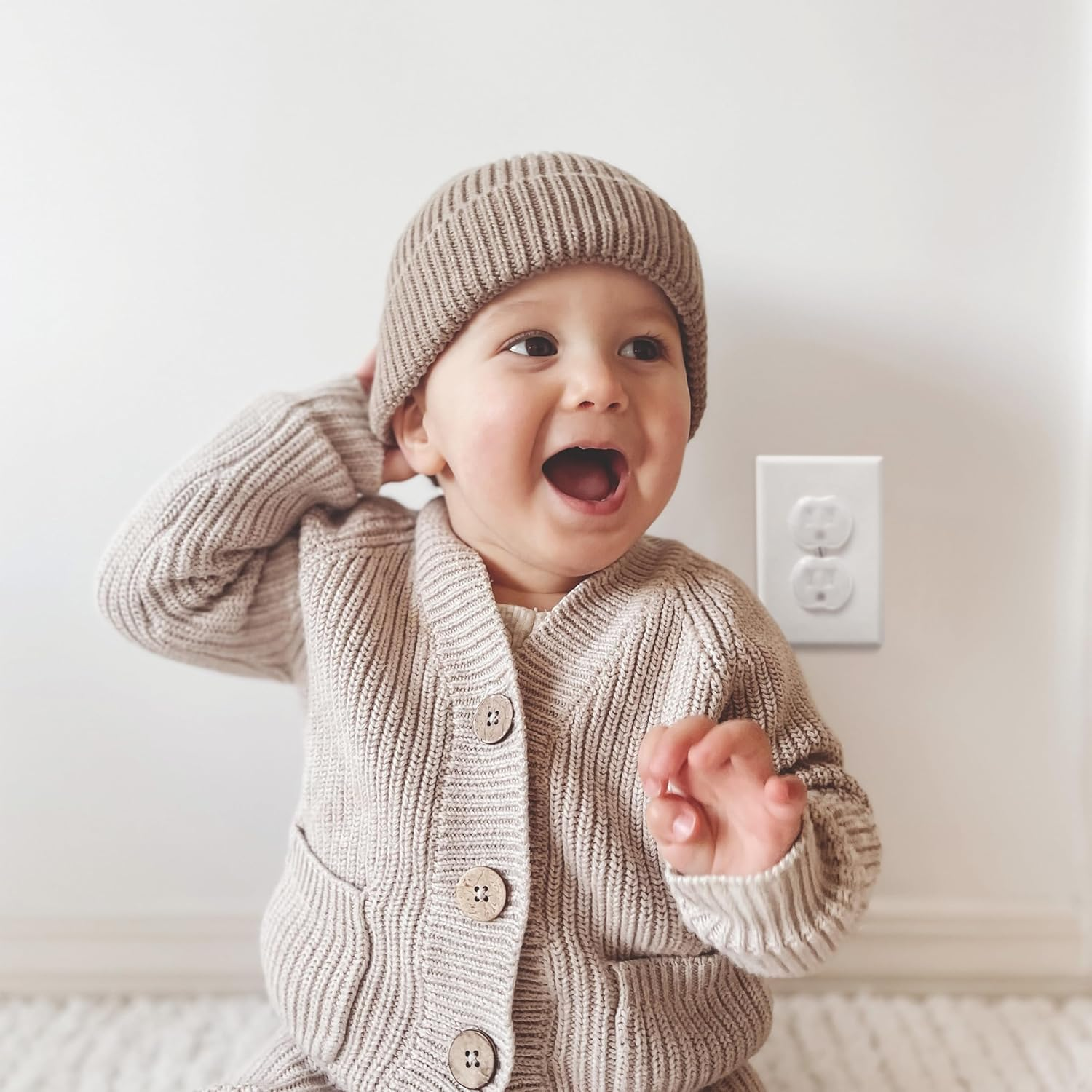 Dreambaby Child Safety Outlet Plug 12-Pieces Pack image number 3