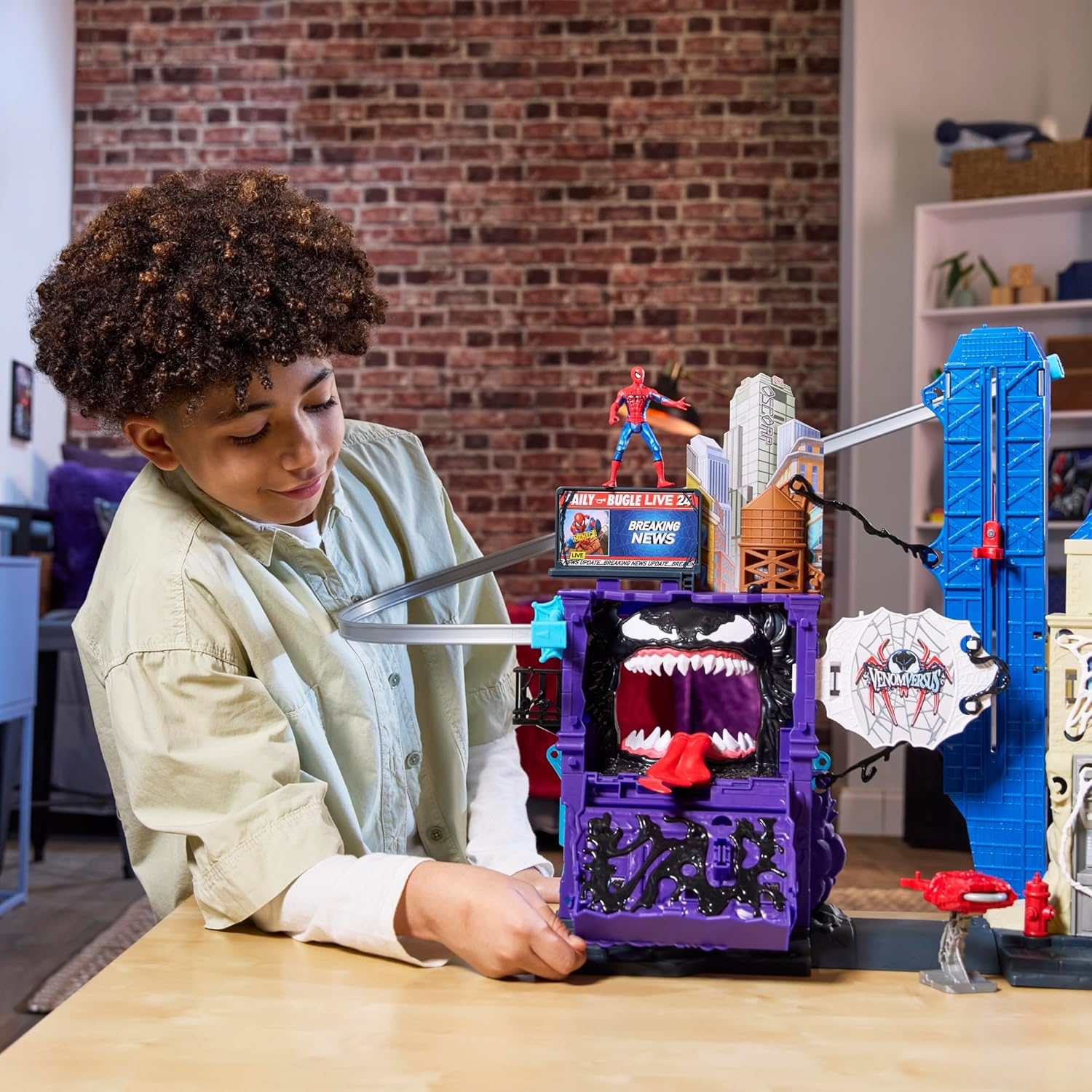 Marvel Spider-Man Venomversus Web Slinging City Playset with 4-Inch (10 CM) Action Figure & Accessories, 30+ Features, Super Hero Toys & Playsets, 4+ image number 6