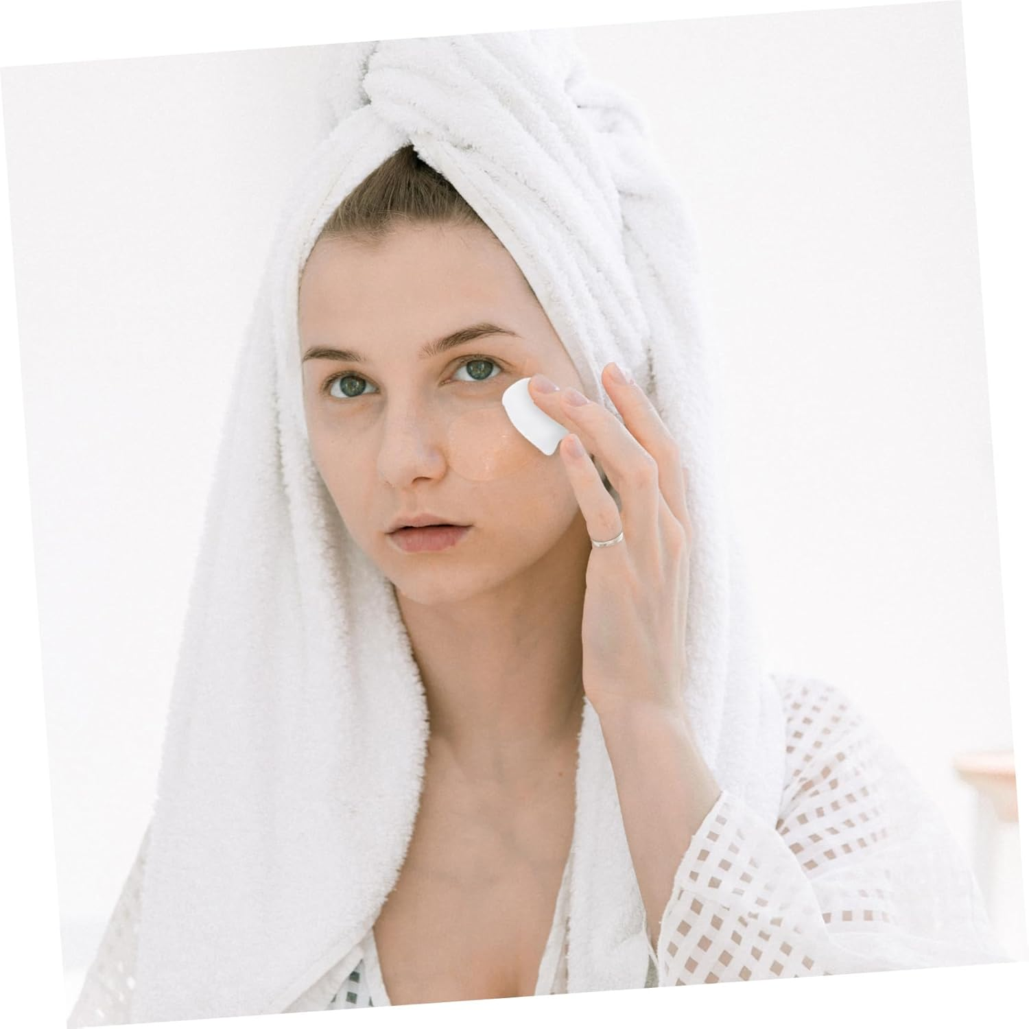 300Pcs Soft Absorbent Cotton Balls for Nail Polish Makeup Removal Pure Cotton Beauty Salon in Resealable Bags Bulk Pack