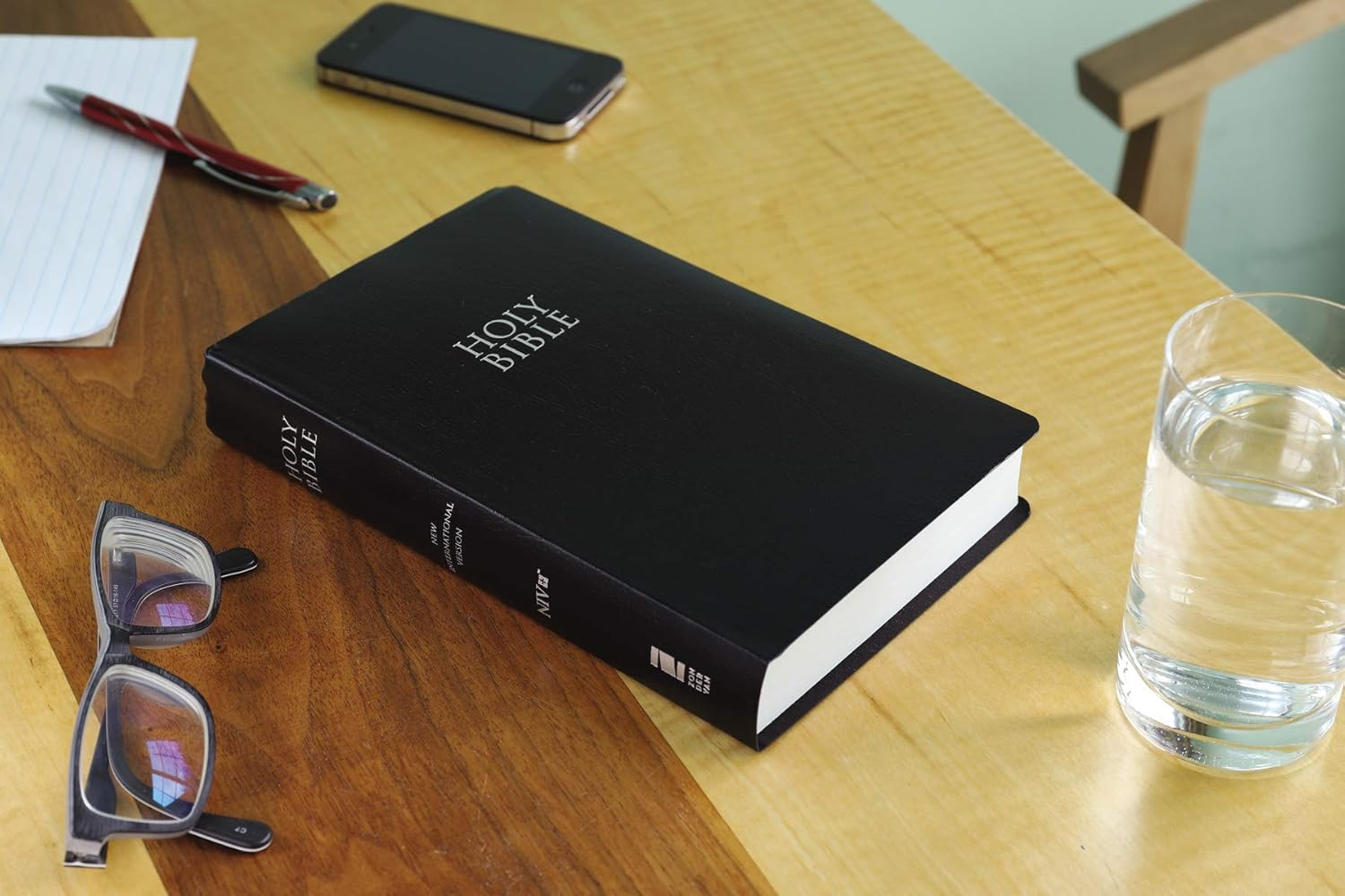 NIV Gift and Award Bible Red Letter Edition [Black] image number 2