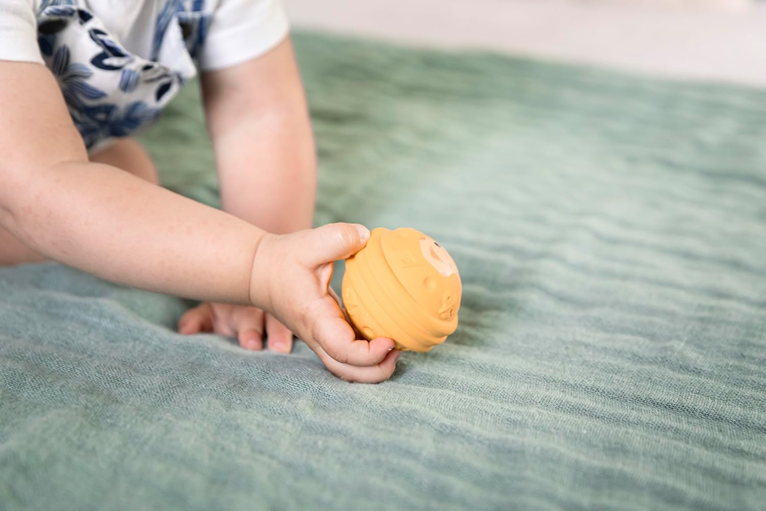 Sophie La Girafe - Musical Balls - 3 Sound Stimuli - 100% Natural Rubber - Auditory Stimulation - Cause & Effect Understanding - Age: 3 M + image number 6